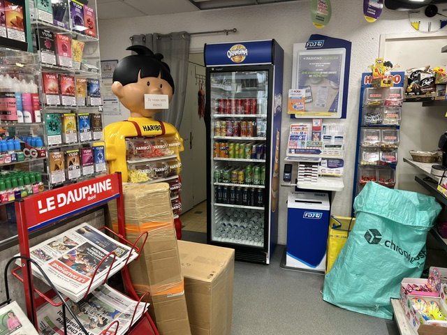 🏪 À VENDRE : Fonds de Commerce Tabac - Presse - Loto en Ardèche
cause retraite tenu 16 ans.

Opportunité rare au cœur d'un village touristique et dynamique de l'Ardèche ! Idéal pour un couple de repreneurs ou une reconversion professionnelle, ce commerce de proximité bénéficie d'une excellente réputation, d'une clientèle locale fidèle .

📍 Emplacement & Cadre de vie

• Localisation : Sud Ardèche (secteur touristique / proche axe passant).
• Le secteur géographique exact (Nord Ardèche, secteur Tournon sur Rhône ,20kms de Valence.
• Environnement : Emplacement numéro 1 au centre du village, stationnement facile à proximité immédiate + arrêt minute, proche de commerces de bouche (boulangerie, boucherie).coiffeur ,agence postale ,école, restaurant ,médecin kiné.
• Locaux : Surface de vente de 35 m² entièrement climatisée, agencée avec du mobilier récent et sécurisée (caméras, rideau métallique intérieur extérieur ). Zone de stockage/réserve saine d'environ 20 m².

💼 Activités & Services développés

• Activités principales : Tabac , Presse (linéaire optimisé), FDJ (Loto, grattage).
• Services additionnels : Relais colis, carterie, confiserie, souvenirs locaux, et compte Nickel, point vert.
• Potentiel de développement : Possibilité d'ouvrir une activité de PMU, de développer le rayon cave à cigares, vape ,CBD, ou de proposer une offre de snacking à emporter.

📊 Chiffres clés & Éléments financiers

• Chiffre d’Affaires (CA) : Stable et rentable (Détails des commissions et CA communiqués après premier contact écrit et signature d'un accord de confidentialité).
• Loyer : Très raisonnable (580 € / mois), bail commercial 3/6/9 en cours.
• Horaires actuels : Fermé le dimanche après-midi les jours fériés 3 semaines dans l'année (offrant un excellent équilibre vie pro / vie perso).

🔑 Les points forts

✅ Zéro travaux à prévoir : Magasin propre, moderne et aux normes .
✅ Accompagnement assuré : Je propose une période de transition et de formation pour faciliter la reprise.
✅ Clientèle mixte : Activité régulière à l'année renforcée par une très forte affluence de mai à septembre.(saisonniers)
Prix de vente du fonds :175 000€ (Hors stock)
Apport personnel nécessaire estimé pour l'obtention du prêt bancaire : environ  30 %.
Contact : Pour plus d'informations, photos complémentaires ou pour organiser une visite, merci de me contacter par email.
(Curieux s'abstenir, premier échange après vérification de la capacité financière).

• Le logement de fonction est inclus dans le bail .Très bel appartement entièrement rénové, 3 chambres ,salon, sdb terrasse +cours intérieure .


Prix de vente 175000€ +stock et frais de transaction.