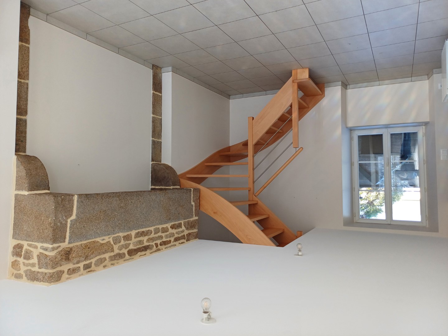 Belle opportunité commerciale pour ce commerce Boulangerie-Multiservices situé dans le département de la Manche à proximité de l’autoroute A84, de la ligne SNCF Paris- Granville et du Mont St Michel.
La Chapelle Cécelin, commune de 250 habitants située sur l’axe Villedieu les Poêles - Saint Pois (1600 véhicules/jour) recherche un artisan boulanger-pâtissier pour reprendre le commerce de la commune qui, suite à l’étude de la Chambre des Métiers, présente une zone de chalandise d’un rayon de 5 kms environ sur 9 communes soit 3500 habitants.
La boulangerie est équipée de l’ensemble du matériel nécessaire à la fabrication du pain et de la pâtisserie (four électrique, chambre froide, chambres de pousse, tour réfrigérée etc. de 2023) et dispose d’un espace multiservices. Le commerce (~80 m²) et l’habitation attenante (~80 m²) avec garage et cour privative ont été totalement rénovés en 2023 par la commune.
Au rez de chaussée de l’habitation une cuisine, une salle à manger et un WC. A l’étage, 3 chambres, une salle de bains avec WC et un grenier aménageable.
Loyer attractif : 400€ pour le bail commercial et 400€ pour le logement. Possibilité d’aides à l’installation.
Pour assurer la pérennité du commerce, la commune retiendra avant toute visite, un candidat disposant d’un accord de principe d’un organisme bancaire et d’une expérience solide en boulangerie-pâtisserie ou activité similaire.
Contact :
Mairie de La Chapelle-Cécelin
1 Rue Michel Harivel 50800 La Chapelle-Cécelin
📞 02 33 61 04 56 (lundi & jeudi)
📧 mairie.la-chapelle-cecelin@wanadoo.fr
