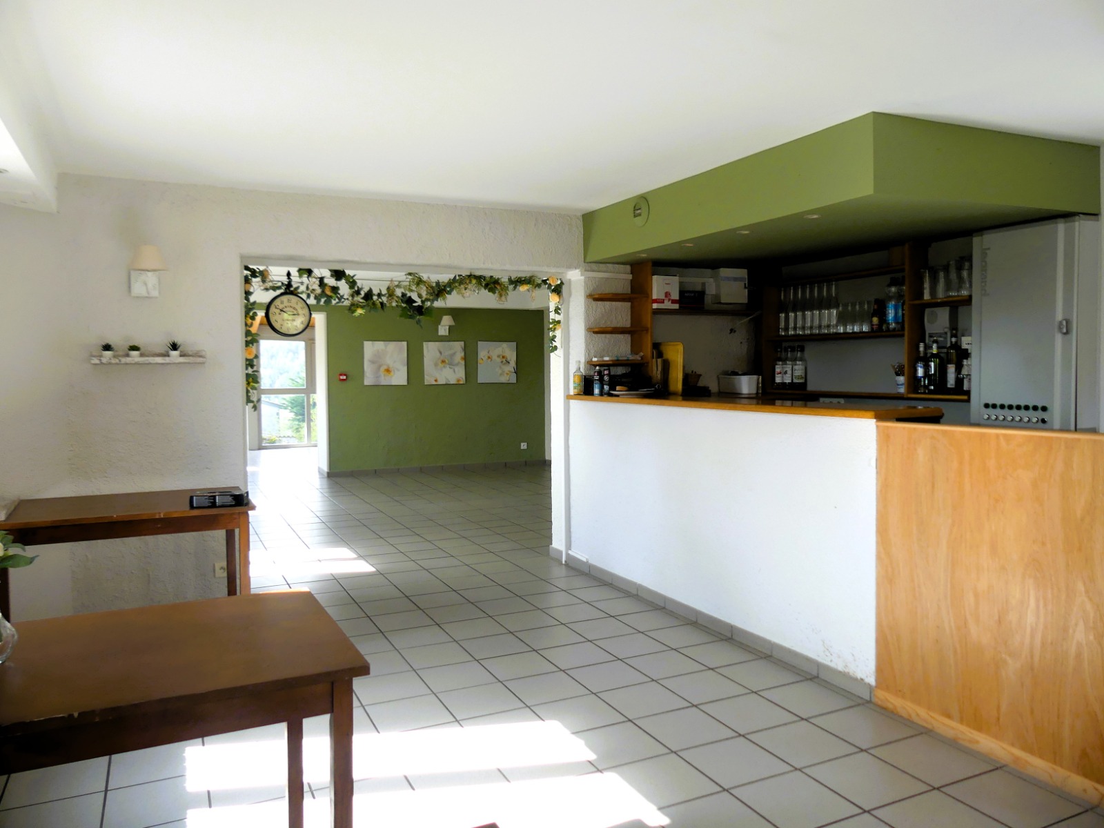 Magnifique auberge située au cœur du village vivant et dynamique de Bard, entre saint Etienne et Clermont-Ferrand dans un environnement paisible et authentique, apprécié pour sa convivialité et sa qualité de vie. Cet établissement plein de charme offre un beau potentiel avec une cuisine équipée, 2 salles de restauration dont une climatisée, un bar, une cave ainsi qu'une terrasse accueillante.
Idéal pour développer une activité de restauration, venez visiter cet établissement de caractère.

Licence IV mise à disposition