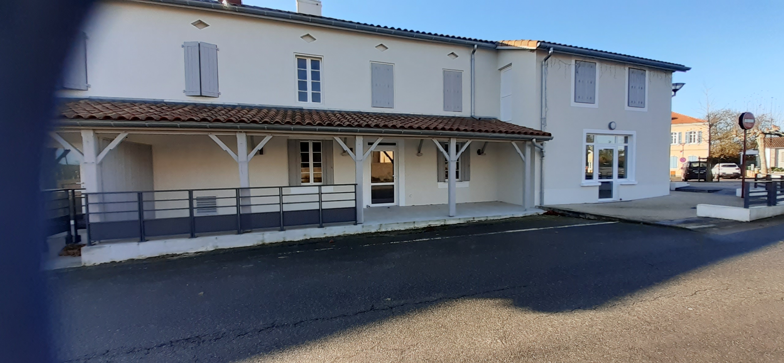 Proposition d'un bail commercial sans pas de porte.
Castelnau Chalosse , commune à une vingtaine de kilomètres de DAX, recherche son futur cafetier restaurateur. L'établissement appartenant à la Mairie a été refait entièrement à neuf et dispose d'un grand parking. Sa surface de 250m² (hors espace extérieur 40 m²) permet d'accueillir une centaine de couverts. Fermé depuis plusieurs années, il manque à la population locale et aux clients de passage. Le loyer est de 800€ HT mensuel incluant la licence IV. Les mobiliers du bar restaurant et équipements de cuisine sont à financer. 
Nos nombreuses associations sont très actives sur Castelnau, de nombreuses visites touristiques sont proposées à notre maison de la vannerie, ainsi qu'à notre quiller municipal qui propose une initiation à la pratique du jeu ancestral de quilles de neuf. Notre commune est située sur 2 axes routiers très fréquentés. L'Océan est à 50 mn et les Pyrénées à 1h . Nous sommes en plein cœur de la Chalosse, région dynamique et sportive située au sud du département des Landes. Nous ne connaissons pas de saison morte, à savoir: la période hivernale est animée avec les rencontres de basket très actif sur Castelnau et la période estivale rythmée par les nombreuses fêtes hebdomadaires organisées sur l'ensemble de notre belle région. D'autres atouts complètent l'attractivité de notre village.