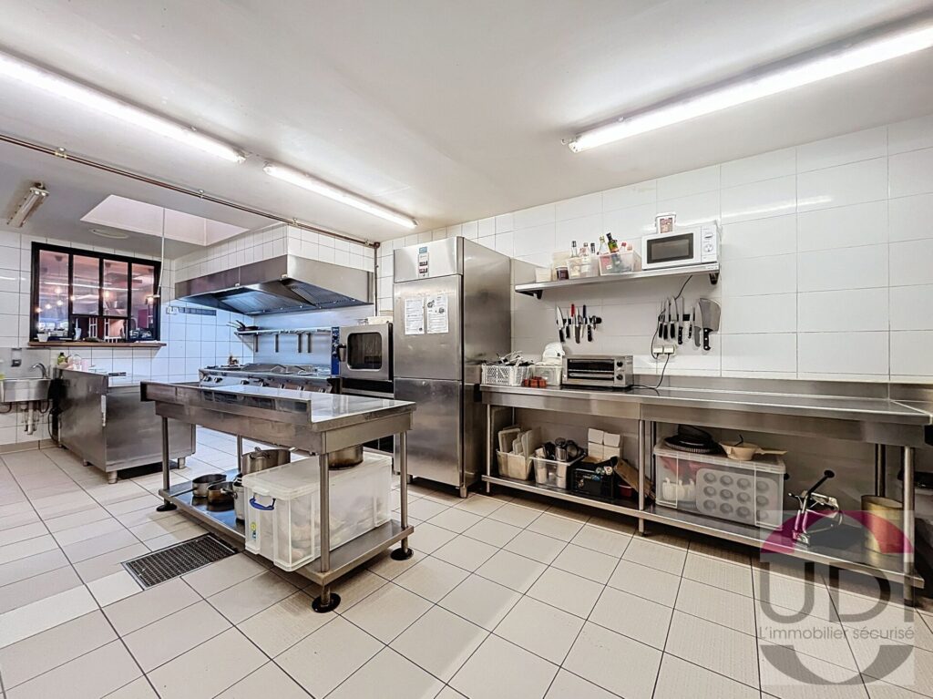 RESTAURANT À VENDRE (91 – Champcueil)

📍 Situé sur la commune de Champcueil, ce restaurant clé en main est une véritable opportunité pour se lancer ou développer son activité !



✅ Surface totale : 112 m²

 • Salle de 52 m² avec espace bar

 • Cuisine de 36 m² en parfait état

 • Espace de production

 • Remise + remise extérieure

 • WC



Prix du fonds : 139000€

📊 Chiffre d’affaires moyen (3 dernières années) : 340000€



🍔 Activité actuelle : restaurant type burger (Licence 3)

➡️ Possibilité d’adapter à un autre concept selon votre projet



💼 Atout majeur : établissement prêt à travailler, aucun gros travaux à prévoir



🏢 + Possibilité d’acquérir les murs en supplément (investissement idéal)



📈 Idéal pour entrepreneur, couple ou investisseur souhaitant une affaire rentable