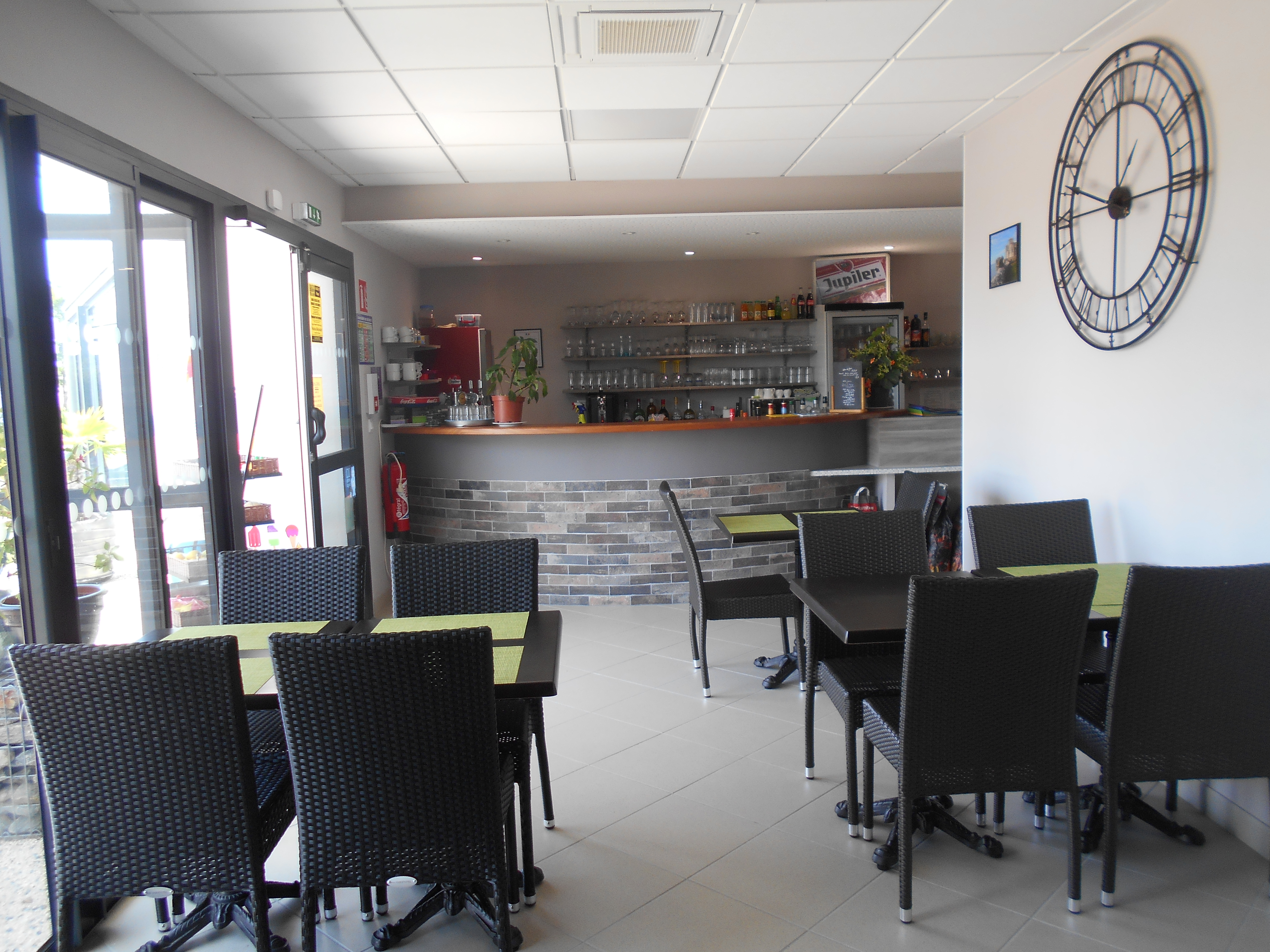 Le balcon de l'estuaire
Restaurant,bar multi services
Licence 4 situé a Barzan plage
Splendide vue sur l'estuaire de la gironde
Parking ,voitures,bus
A saisir opportunité pour personnes motivées,bel établissement appartenant a la mairie d'une capacitée de 40 couverts et grande terrasse sur l'estuaire.
Stationnement camping cars , 2 campings a proximité et site du Fa
Royan a 15 minutes
Fond de commerce 120 000 £  Loyer Mairie 1250 £ Bail commerciale 3/6 /9
.