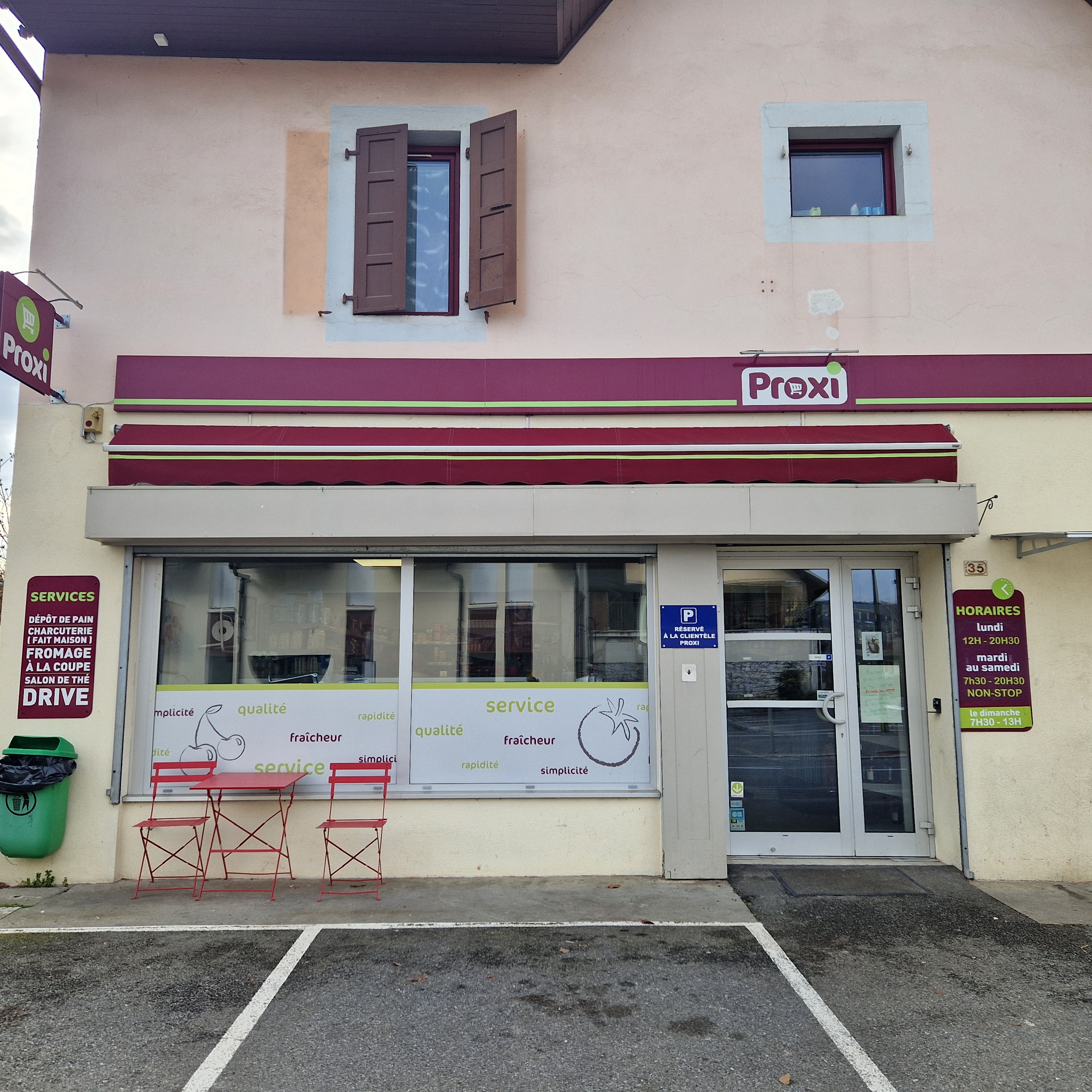 Ce fonds de commerce, situé au centre de la commune d'Arenthon, bénéficie d'un emplacement stratégique qui lui permet d'attirer une clientèle fidèle et régulière. L'activité de l'épicerie est variée et propose les services suivants : épicerie, dépôt de pain, relais colis, fromagerie, charcuterie et service traiteur. (bientôt tabac, licence en cours..)
Caractéristiques techniques : Pompe à chaleur air/air réversible, matériel récent.
Informations financières : Loyer attractif à 627 € par mois, facture d'électricité de 450 € tous les 2 mois.
Aucun employé à reprendre, ce qui simplifie la gestion au quotidien.
La société fait partie du réseau de Proxi (carrefour), offrant ainsi une visibilité précieux.

Points forts :

Emplacement central : Situé en plein cœur de la commune, avec un flux constant de clients locaux et genevois.
développement de la commune ( travaux d'agrandissement de l'école, construction de nouveaux logement juste à coté de l'épicerie)
Potentiel de développement : Entreprise saine, idéale pour un repreneur dynamique.