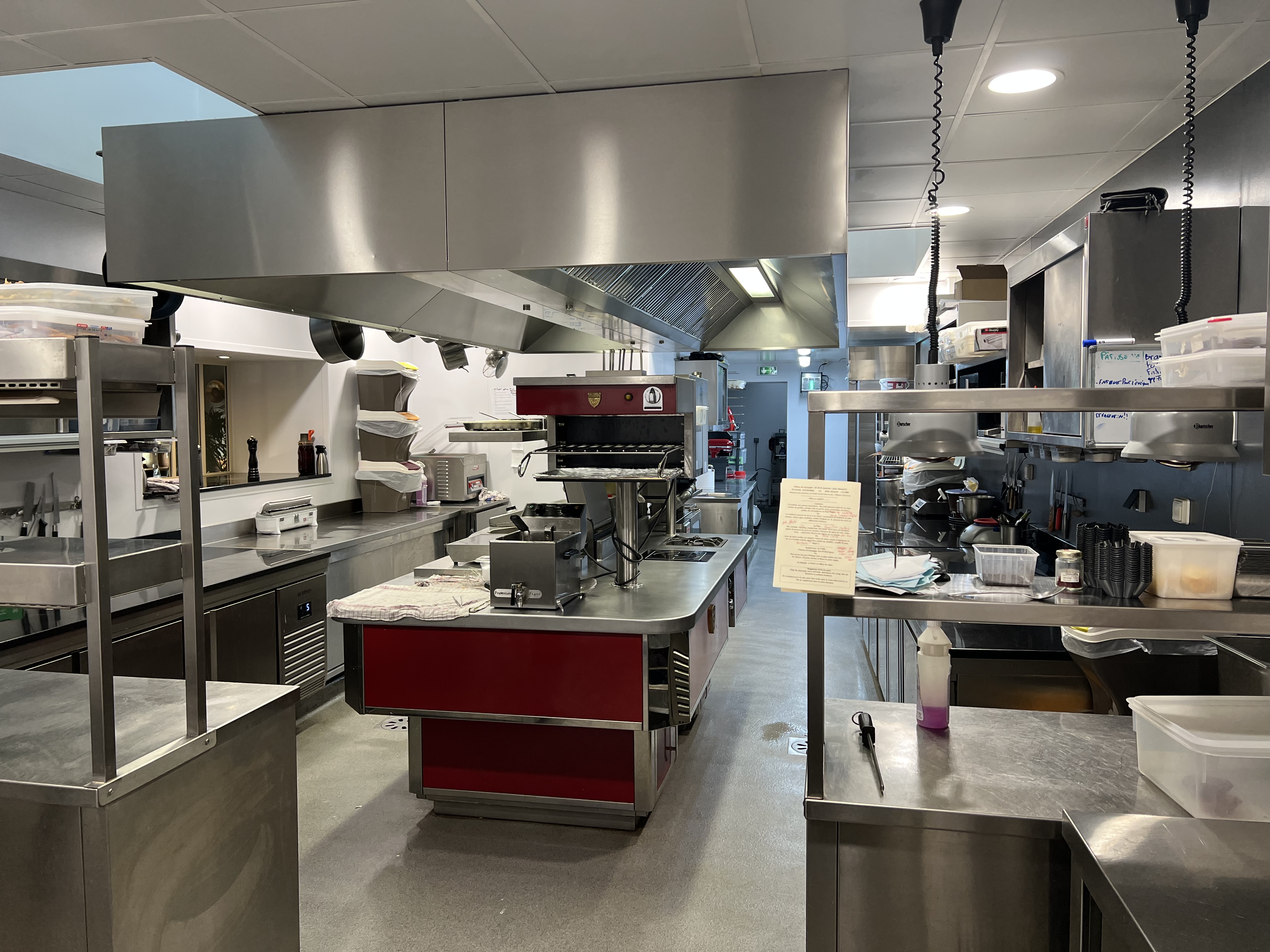 Hôtel de charme,14 chambres avec espace détente, hammam , jacuzzi et sauna,grande salle de restaurant de+\- 80 places, terrasse de 40 places, cuisine refaite à neuf avec du matériel high-tech récent,jardin et parking intérieur, le prix comprend les murs et le fond de commerce.