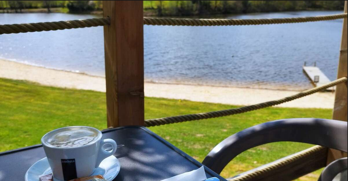 La commune de Châtelus-Malvaleix (545 habitants), située au nord de la Creuse, au cœur du triangle Châteauroux – Limoges – Montluçon, 
RECHERCHE SES EXPLOITANTS SAISONNIERS
Pour la gestion du « Bar-Restaurant de la Plage », site de loisirs communal du plan d’eau de la Roussille, SAISON 2026.

Un cadre privilégié :

Implanté sur un site naturel attractif avec plan d’eau, baignade surveillée (sur juillet et août), aire de jeux, circuits de randonnée pédestres et vtt, gîtes, camping et parcours Terra Aventura, le lieu bénéficie d’un fort potentiel et d’une clientèle fidèle, familiale et touristique.

L’établissement :

Surface intérieure de 260 m² comprenant :
-Salle avec bar (30m2), 
-Cuisine partiellement équipée (11m2), 
-Réserve (10m2).

Les + :

-Grande terrasse de 180 m², dont une partie couverte,
-Mise à disposition de pédalos et paddles, dont l’exploitation et les revenus sont réservés exclusivement aux gérants.                            

Conditions d’exploitation :

-Durée 6 mois : de mi-avril à mi-octobre (6 mois)
-Ouverture 7j/7 demandée en juillet et août
-Présence des exploitants sur site exigée pendant toute la saison (même si embauche de personnel)
-Exploitation soumise à un cahier des charges défini par la commune et communiqué lors de chaque candidature.
-Contrat  location-gérance, saisonnier (6 mois) 
-Ce contrat peut être renouvelé l’année suivante.
-Prix de la location : 5 000 € TTC + charges (EDF/TEL/EAU...) 
-CA HT saison 2025 : 201 000 € 

Profil recherché :

-Couple ou professionnel(le)s souhaitant s’investir pleinement dans une activité saisonnière.
-Expérience souhaitée en restauration, bar ou gestion d’établissement touristique.
-Esprit d’initiative, dynamisme, excellent gestionnaire, GRAND SENS DU COMMERCE.
-Capacité à valoriser les atouts du site et à créer une ambiance conviviale et attractive (accueil, animations, concerts...).

Les atouts du site :

Environnement naturel exceptionnel et fréquentation touristique croissante à fort potentiel.
Activités complémentaires : baignade, randonnées, hébergements, animations.
Emplacement central, site touristique reconnu.

Candidatures (lettre de motivation + projet + références éventuelles) à adresser avant le 31 décembre 2025 à :

Mairie de Châtelus-Malvaleix
10, Place de la Fontaine
23270 CHÂTELUS-MALVALEIX
05.55.80.70.31
Mairie@chatelus-malvaleix.fr

Une belle opportunité pour des gérants motivés souhaitant allier cadre naturel et projet professionnel !