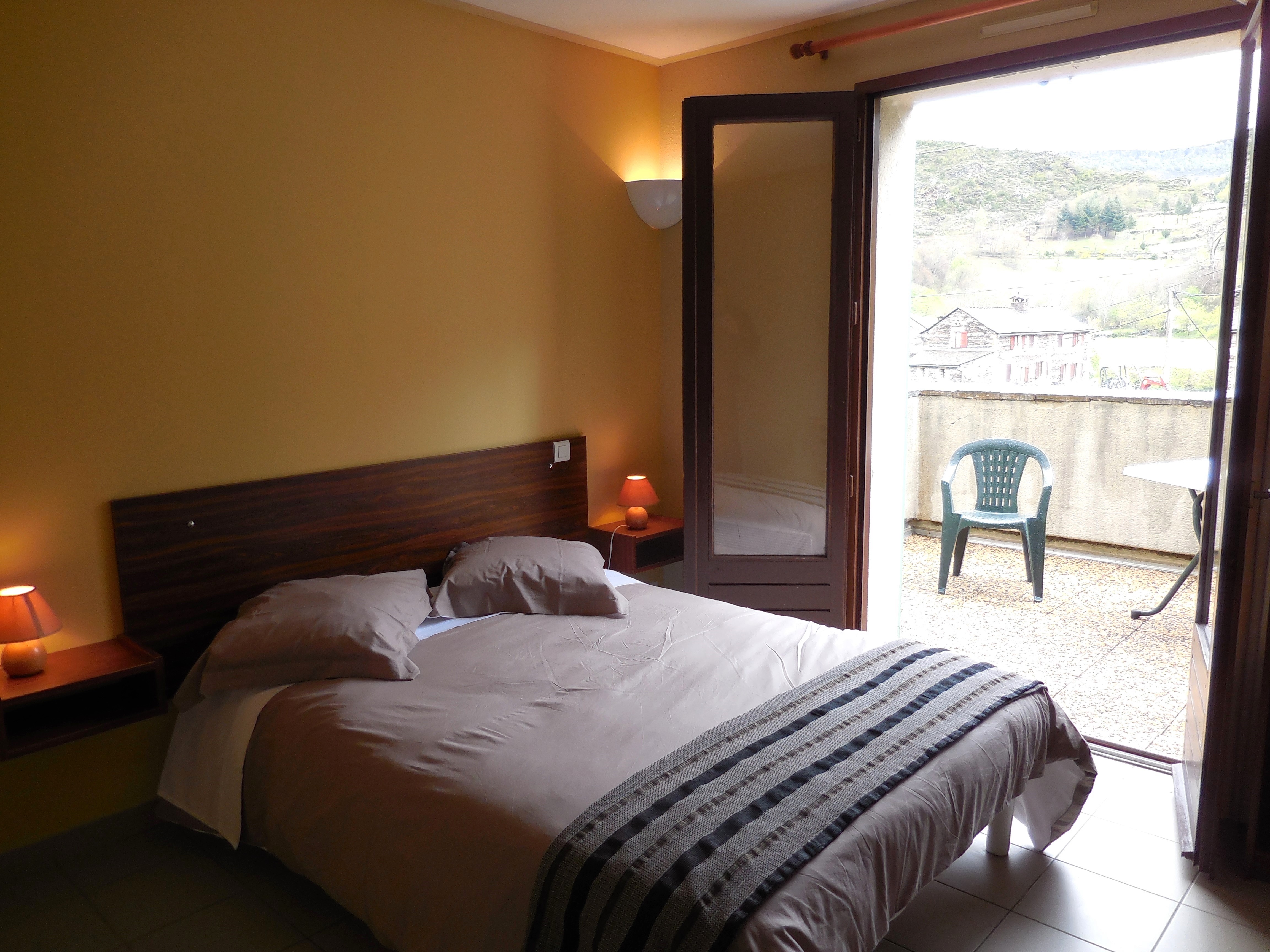 A vendre, en Lozère, plus précisément sur l’axe touristique Florac – Meyrueis, hôtel-restaurant-bar.
Le restaurant se divise en deux espaces, une salle de restaurant, avec cheminée, permet d’accueillir une cinquantaine de couverts, elle est idéale pour recevoir des groupes. Le second espace est un bar avec une vingtaine de places assises. Licence IV.
La terrasse extérieure permet de recevoir une quinzaine de couverts.
L’hôtel comprend 8 chambres, toutes bénéficient d’une salle d’eau. Les chambres sont réparties sur deux niveaux, quatre d’entre elles disposent d’une terrasse. La vue de ces terrasses et de la grande salle de restaurant porte sur la rivière, cela est très apprécié par les clients.
Cet hôtel-restaurant accueille des touristes, des locaux et des professionnels (du BTP principalement). Il peut également recevoir des groupes (sportifs de pleine nature, motards...) Afin de recevoir ce type de clientèle, il y a un abri moto en face de l’établissement. 
La cuisine professionnelle, équipée, permet d’accéder à une cave utilisée comme buanderie et espace de stockage.
Le logement privé comprend 2 chambres, un point d’eau, un Wc, un bureau et une réserve.
L’établissement est exploité en location gérance depuis avril 2025.

Vente de l’ensemble (fonds de commerce et murs) : 269 000 €
Référence de l'annonce : L0502