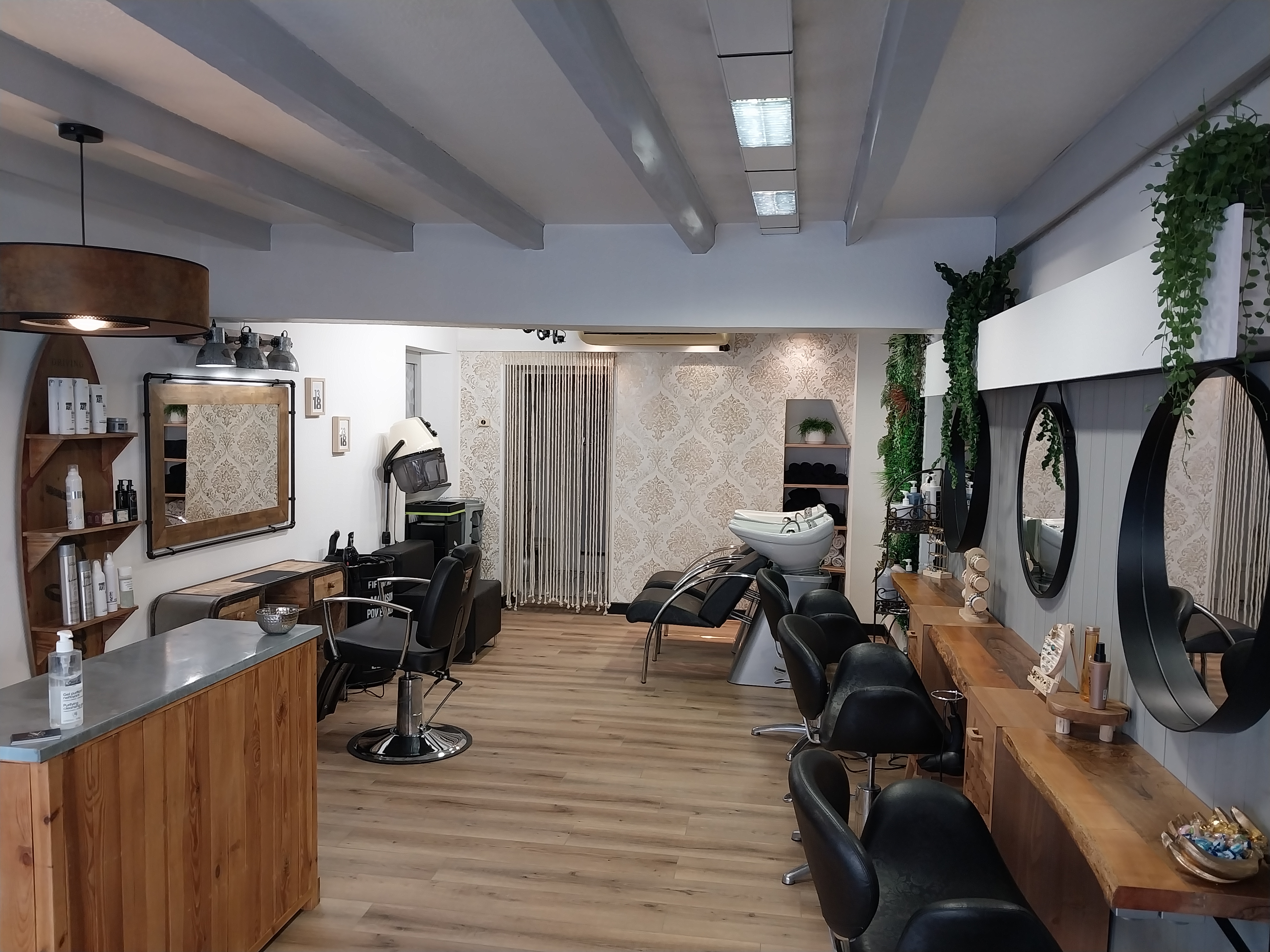 Situé au cœur du centre historique de Bretenoux, charmante commune commerçante et dynamique de la vallée de la Dordogne lotoise, ce salon de coiffure mixte offre une belle opportunité professionnelle.

Entièrement rénové en août 2023, l’établissement présente un cadre moderne et élégant. Il est équipé de 4 postes de coiffage et de 2 bacs à shampooing, dans un espace optimisé et agréable.

Le local bénéficie d’un emplacement stratégique sur un axe très fréquenté, offrant une excellente visibilité. Il est également pratique grâce à des possibilités de stationnement juste devant et à proximité.

Le salon jouit d’une excellente réputation et d’une clientèle locale fidèle. Une employée expérimentée, présente depuis plus de 12 ans, garantit une continuité et une stabilité précieuses. La saison estivale voit également affluer une clientèle touristique, portée par l’attrait du territoire.

Une affaire idéale pour un(e) professionnel(le) souhaitant lancer ou développer son activité dans un environnement accueillant et porteur.

Surface : salon de 40m² + réserve
Loyer : 450 Euros
Prix de vente du fond de commerce : 40 000 €