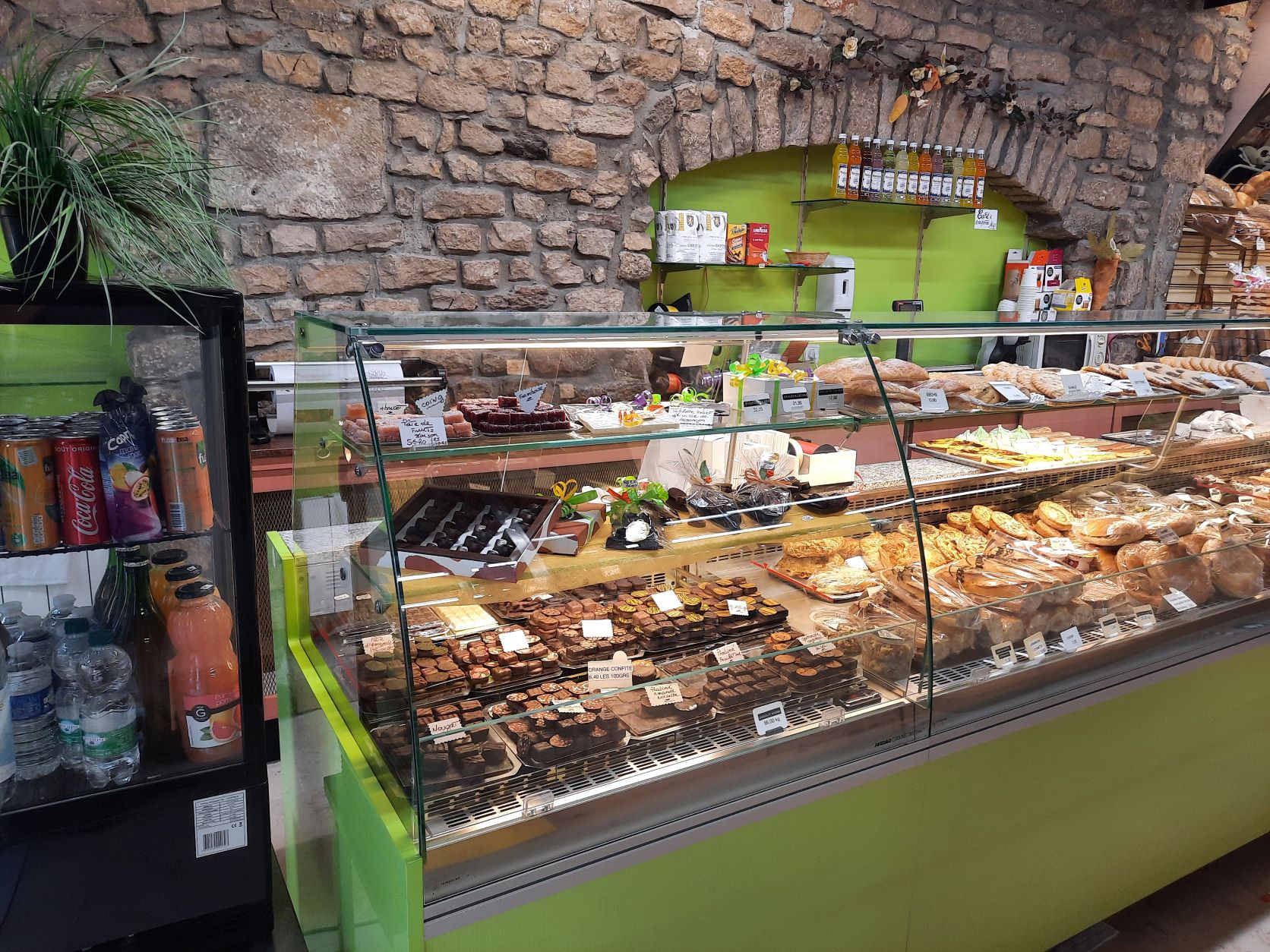 Vends, cause santé, fonds artisanal boulangerie/pâtisserie/snacking, au cœur de la cité administrative et du centre historique de Besançon. 
Le fonds est composé de deux établissements localisés en proximité, le premier de 170m2, idéalement situé en centre-ville historique de Besançon et le second de 240 m2 situé dans le quartier du palais des sports. 
Vous disposez de tout l’équipement très récent de boulangerie/pâtisserie : fournil très complet, laboratoire pâtisserie, laboratoire chocolat, laboratoire traiteur, chambre froide, surgélateur.
Le fait maison est réalisé par une équipe de professionnels diplômés et expérimentés, composée de deux pâtissiers et du dirigeant, assistés de deux vendeuses dont une à temps partiel.
La clientèle est composée d’habitués de proximité, des personnels des administrations publiques environnantes et du passage touristique. 
Les loyers HT des établissements sont attractifs et respectivement de 820€/mois et de 275€/mois.  
Le CA HT en 2021, année Covid, est de 205 k€.
Vous êtes amoureux du fait maison, prêt à reprendre une activité en cours avec de réelles possibilités de belle progression, cette affaire est pour vous.
Le prix de vente est de 150k€. 
Agences et assimilés, s’abstenir. 
Premier contact par SMS.