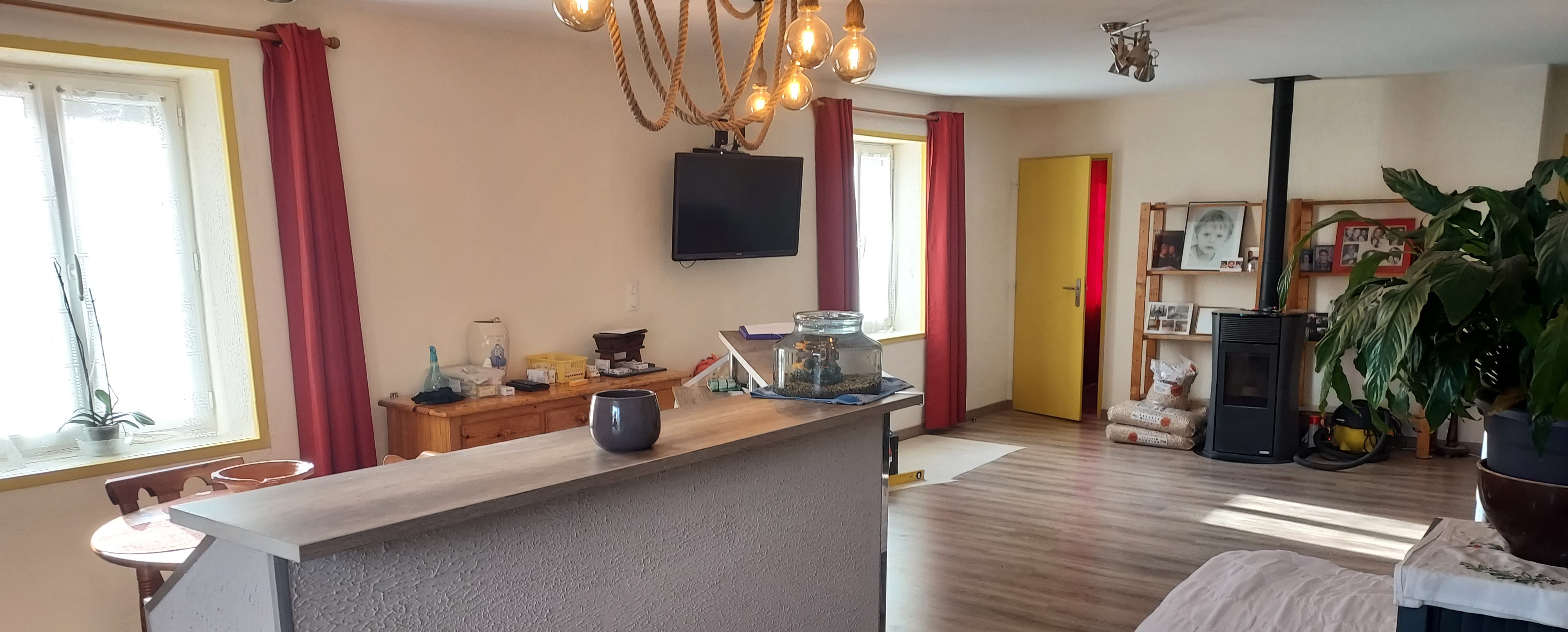 Comprenant 2 bâtiments sur un terrain de 1925 m² :
1) Bâtiment principal
- Entièrement isolé par des artisans Qualibat RGE (menuiseries extérieures changées en 2019, combles perdues en 2021 et façades en 2022).
- 1er étage (107 m²) :
Appartement comprenant cuisine ouverte sur salon (50 m²), 3 chambres (11 m² et 2x14 m²), Salle de bains, 2 WC séparés et une terrasse plein sud de 13 m². Rénovation totale en 2024 : Plomberie, électricité neuves aux normes. Faux-plafonds, cloisons, portes intérieures et parquets neufs. Idéal pour la famille du gérant ou pour une colocation des salariés du restaurant.
- Rez-de-chaussée (170 m²) :
Salle du bar avec grand comptoir et cheminée (35 places assises), sanitaire aux normes PMR, Cuisine et plonge entièrement remises aux normes (2020) avec branchement au gaz naturel, 2 salles de restaurant (70 places assises), vestiaire personnel.
- Cave (20 m²)

2) Dépendance 130m²
Elle est séparé du bâtiment principal par une allée pouvant servir de parking personnel. Bâtiment non isolé, façades refaites et les portes extérieures changées en 2023. Il comprend des réserves pour le restaurant, la chambre froide (2020), la buanderie, l'atelier et un 2ème comptoir donnant directement sur la terrasse coté jardin et le terrain de pétanque.
 
3) Extérieur
2 terrasses (55 m² coté route et 78 m² coté jardin avec grand barbecue), terrain de pétanque 280 m² en partie ombragé, parking privé 600 m² et une terrain de 300 m² pouvant servir de potager, ou agrandir le parking par exemple.

Établissement adapté pour organiser d'éventuels concours de pétanque, concerts, mariages, etc …
Murs (terrain compris) 350 000€
Fond de commerce 188 000€
Loyer total éventuel 1700€ HT mensuel
Visites possibles