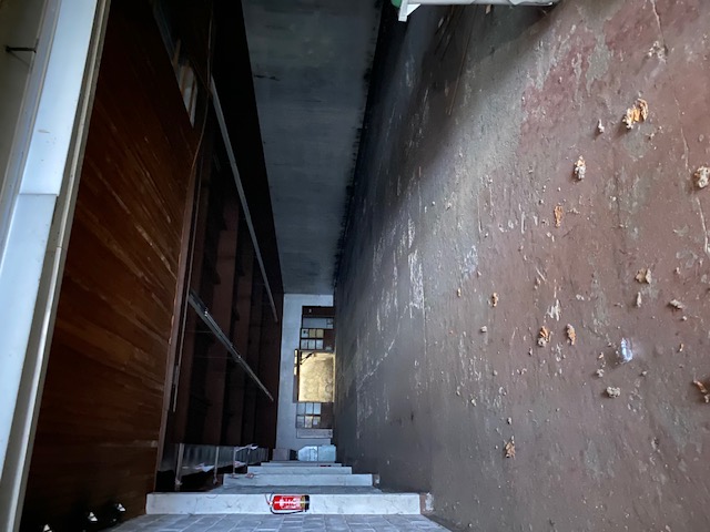 Immeuble mixte à vendre – Centre Montluçon, rue Jules Ferry situé en plein 
centre-ville, près de la gare et du lycée 
Situé  en plein cœur de Montluçon, cet immeuble mixte à rénover offre une opportunité rare pour investisseurs ou professionnels à la recherche d’un bien à fort potentiel.

🔹 Rez-de-chaussée commercial :
•	Magasin avec vitrine, arrière-boutique, bureau, WC – 53 m²
•	Grand local à usage de stockage ou stationnement couvert – 285 m²
•	2 pièces au fond du local + 2 pièces à l’étage à rénover 
🔹 Habitation :
•	1er étage : appartement loué – env. 90 m²
•	2e étage : appartement libre – env. 90 m² ( A rénover ) 
•	3e étage : grenier aménageable