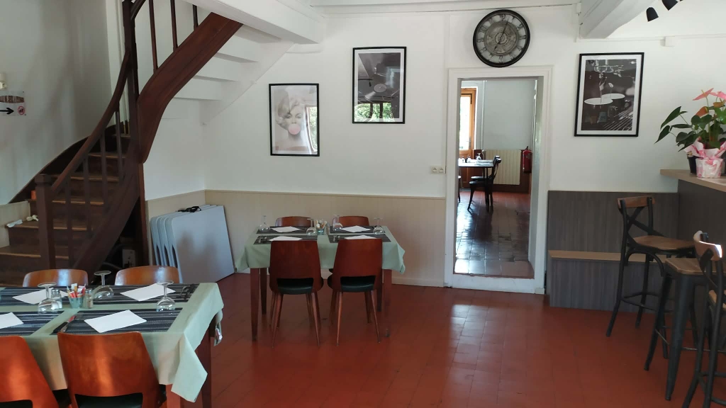 Vous êtes un(e) professionnel(le) passionné(e) ?
Vous recherchez un cadre de vie de qualité ?
Vous souhaitez reprendre un commerce rural ?
 
Devenez gérant(e) du café-restaurant du hameau de Grandry, dans le village de Dun-sur-Grandry (58), sur les contreforts du Morvan !
 
DESCRIPTION DE L'ETABLISSEMENT
La municipalité de Dun-sur-Grandry propose une location gérance (avec licence IV) pour l'unique café-restaurant du village, libre de suite.
Situé non loin de l'axe majeur Château-Chinon - Nevers et de la route qui mène au lac de Pannecière, le café-restaurant est dans une zone sans concurrence. Situé également à proximité immédiate d'une ferme maraichère et de l'arrivée du vélorail, la café-restaurant offre de nombreuses perspectives de développement.
La clientèle de l'établissement est essentiellement locale (professionnels surtout le midi et habitants) et augmente considérablement à la saison estivale avec les nombreux vacanciers et résidents secondaires qui passent leurs vacances et week-ends dans le secteur.
Les soirées du week-end attirent également un public jeune, qui n'hésite pas à faire des kilomètres pour profiter d'un bon moment.  
Vous bénéficierez du contact avec les habitants attachés à leur unique commerce et au cadre de vie qu'offre le territoire.
 
DESCRIPTION DES MURS
1 salle de bar
1 salle annexe
Possibilité d'installer une terrasse extérieure
1 cuisine avec quelques équipements (saladette, frigos, frigos bar, hotte professionnelle, piano de cuisson, tables inox)
WC
Cave en sous-sol
Habitation à l'étage avec accès mitoyen au restaurant, avec 2 chambres, 1 séjour, 1 salle de bain et WC
Rénovations récentes (menuiseries en 2018 et 2021)
Chauffage central au fioul
Assainissement non collectif aux normes, avec bac à graisses
 
VISITE OBLIGATOIRE
 
QUALITES RECHERCHEES
Professionnels de la restauration
Profils expérimentés dans le commerce
Attachement au cadre de vie en milieu rural
 
CONDITIONS COMMERCIALES
Loyer mensuel : 550 € logement + restaurant
Les charges d'entretien de chauffage et d'assainissement sont incluses. Les autres charges sont à la charge du locataire.
 
LOCALISATION
Dun-sur-Grandry (148 habitants) est située dans le Parc Naturel Régional du Morvan, massif granitique bourguignon. La commune comprend deux villages : Dun, sur la hauteur et Grandry, dans la vallée, près d’un ruisseau (le Veynon) d’où lui vient son nom. A l’époque gallo-romaine, deux voies se croisent sur ce territoire. Vestiges de cette époque : des monnaies, des fondations, des débris d’aqueduc en bois.
Le manoir féodal de Grandry, aujourd’hui disparu aurait été bâti sur l’emplacement d’une villa gallo-romaine.

La paroisse, créée au XIIème siècle, était la collation de l’abbesse de Notre-Dame-de-Nevers.

En 1875, une réplique de la Vierge de Lourdes est édifiée dans le village.

Victor Gautron du Coudray, illustre savant, écrivain et peintre du Nivernais (1868-1957) a vécu de 1893 à 1901 au Château de Grandry, lieu dit Les Huttes. Il a découvert un filon aurifère sur le territoire de la commune, dans le bois de Grandry, sur lequel il a fait des recherches jusqu’en 1930.

 
DANS LE VILLAGE
    Ecole maternelle
    Associations diverses
    Café-restaurant
 

A PROXIMITE : dans un rayon de 15 minutes, Château-Chinon, Moulins-Engilbert, Châtillon-en-Bazois
    Professionnels de santé, pharmacies
    Campings, gîtes, meublés de tourisme     
    Restaurants
    Commerces
    Marchés
    Services (bureaux de poste, taxis, artisans, offices de tourisme, maisons France Services, ...)
    Artistes
    Associations
    Ecoles, collèges, lycée, centres sociaux
    Equipements culturels et sportifs (musées, cinéma, médiathèques, piscines, aires de jeux, ...)
 
Découvrez plus d'informations sur le territoire en visitant les sites internet de la Communauté de Communes Bazois Loire Morvan et de l'office de tourisme Rives du Morvan :
https://www.bazoisloiremorvan.fr/
https://www.rivesdumorvan.fr/
 
CONTACT 
Mairie de Dun-sur-Grandry
mairie-dun-sur-grandry@orange.fr
+33386844355
Horaires : mardi matin et jeudi toute la journée