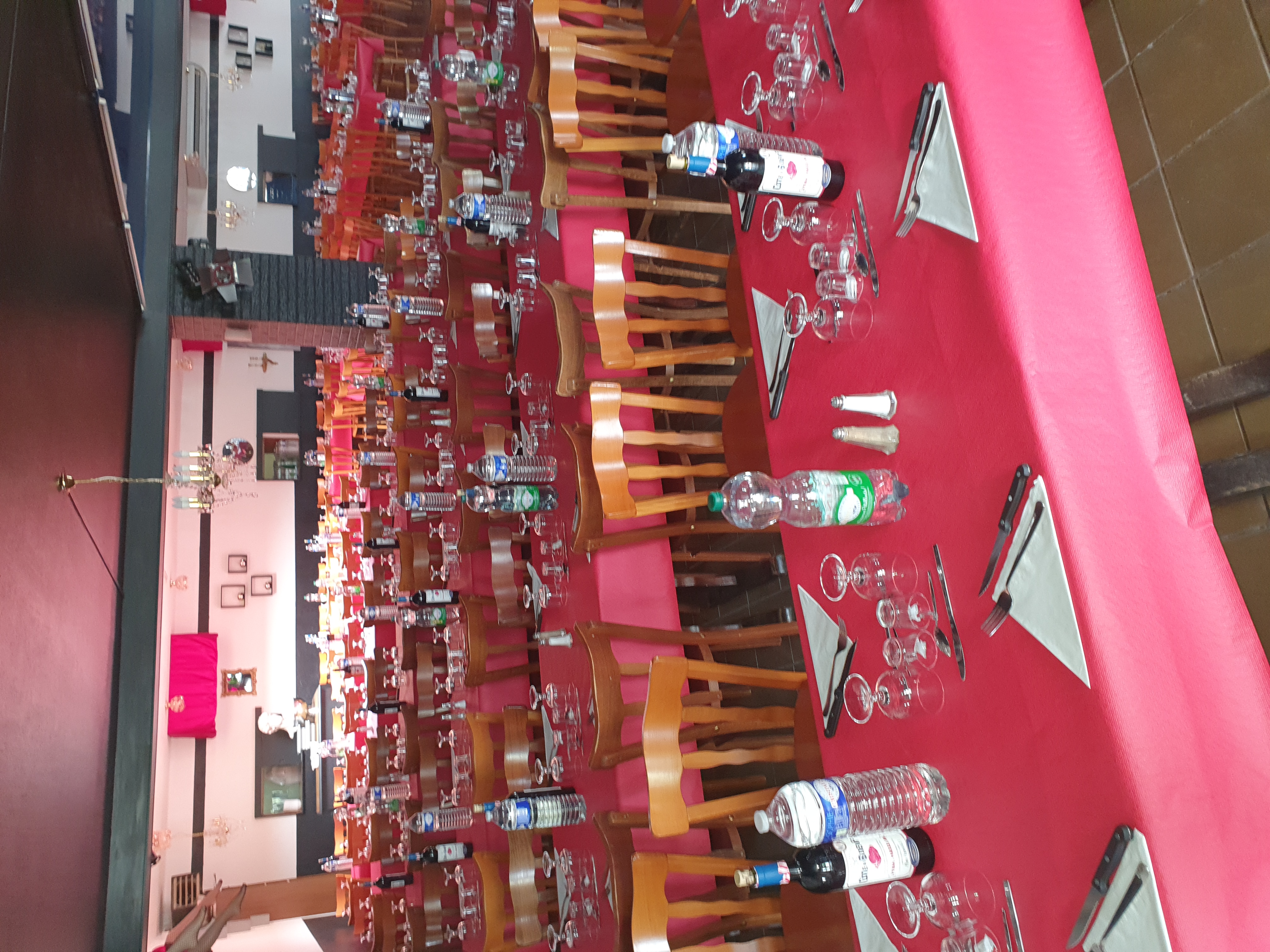 BAR LICENCE IV - RESTAURANT - DANCING - SPECTACLES

Dans l'Avesnois, superbe affaire, bar,restaurant, Dancing, boite de nuit incontournable dans la région et face route principale très fréquentée. Grande notoriété depuis 1979. 40m de façade et vaste parking voitures, autocars... L'ensemble (en parfait état et aux normes) sur 1.300m2 avec salle restaurant spectacles pour 450 personnes, bar/restaurant de 130m2 + salle de 150m2, 110m2 de cuisine, réserves. Appartement spacieux 3 à 4 chambres, salon, séjour, cuisine, salle de bains et insert à bois. C.A. avec grand potentiel, contrats assurés jusqu'à fin 2026. Rentabilité importante. Loyer : 2.230€ TC. Réelle opportunité à saisir. Accompagnement assuré.

Fonds: 380.000€, négociable
Tout renseignement au 06.19.46.09.89