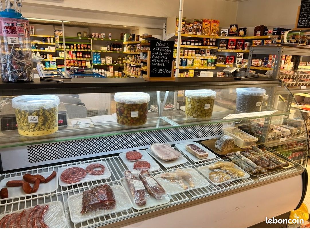 Epicerie-dépôt de pain-bar licence 3
libre d'enseigne et implantée au cœur du village depuis plus de 100 ans
Bail 3/6/9 loyer 500€ par mois
Diverses activités : charcuteries et fromages à la coupe, traiteur, produits locaux, produits de 1ère nécessité et bar
Local tout équipé pour un début d'activité immédiat, clientèle fidèle, terrasse pour activité bar et snacking sur place.
Affaire à 1 tête à fort potentiel de développement
Vente pour raison familiale.