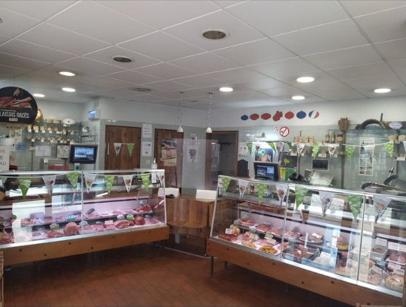 🎯 À VENDRE : Boucherie-Charcuterie-Traiteur au Cœur de la Vallée de la Dordogne (Lot)
🚩 Vous cherchez une opportunité clé en main ?
Ne manquez pas cette boucherie charcuterie familiale, en activité depuis 1885, située au cœur d’un village dynamique de la Vallée de la Dordogne. Une belle affaire pour un couple souhaitant s’investir dans une activité artisanale rentable !

Pourquoi choisir cette affaire ?
✅ Localisation stratégique
Située sur un axe principal d’un village de 1 300 habitants avec une zone de chalandise élargie (7 000 habitants à 10 minutes).
Proche des sites touristiques majeurs (Rocamadour, Gouffre de Padirac) et entourée d’autres commerces.
✅ Équipements au top
Boutique de 44 m², arrière magasin 8m2, une cuisine de 12 m2, Atelier froid 20m2,  
4 chambres froides, séchoir
Possibilité de céder  2 véhicules frigos, 2 remorques dont une froide pour l’activité traiteur (prix à négocier)
Magasin avec climatisation
✅ Clientèle fidélisée
Clientèle locale et professionnelle, avec une activité traiteur en forte progression.
Une notoriété bien ancrée dans la région.
✅ Données clés
CA 2023 : 383 552 €.
Marge brute : 55 %.
EBE : 15 396 €.
Prix du fonds de commerce :  90 000 €
Loyer mensuel : 500 €.
✅ Accompagnement du cédant possible
Pour une reprise en douceur et garantir le succès de la transition.

💡 Une opportunité idéale pour un couple prêt à reprendre une affaire rentable et à fort potentiel !
📞 Pour en savoir plus ou organiser une visite, contactez nous vite !