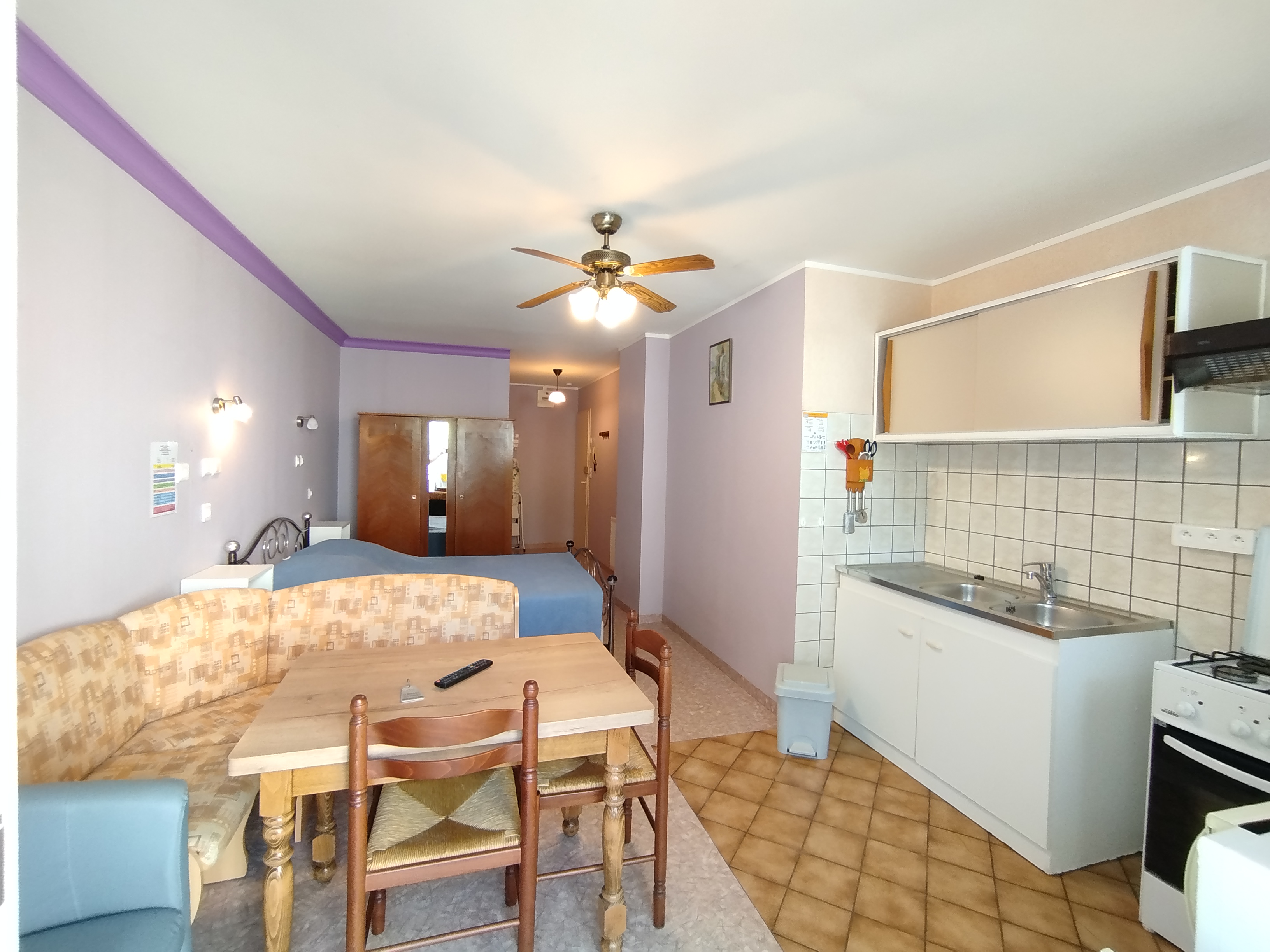 Ensemble de 20 gîtes classés 2 et 3* dans une station thermale, idéal pour une reprise immédiate. Toiture refaite, chaudière neuve 2026, parking privatif. Logements homologués 2025, matériel d’exploitation inclus. Aucun investissement à prévoir. CA 2025 : 84 K€. Vente murs + fonds pour départ à la retraite. Prix : 630 000 €. 
DPE en cours de réalisation 
Plus de renseignements et photos sur demande.