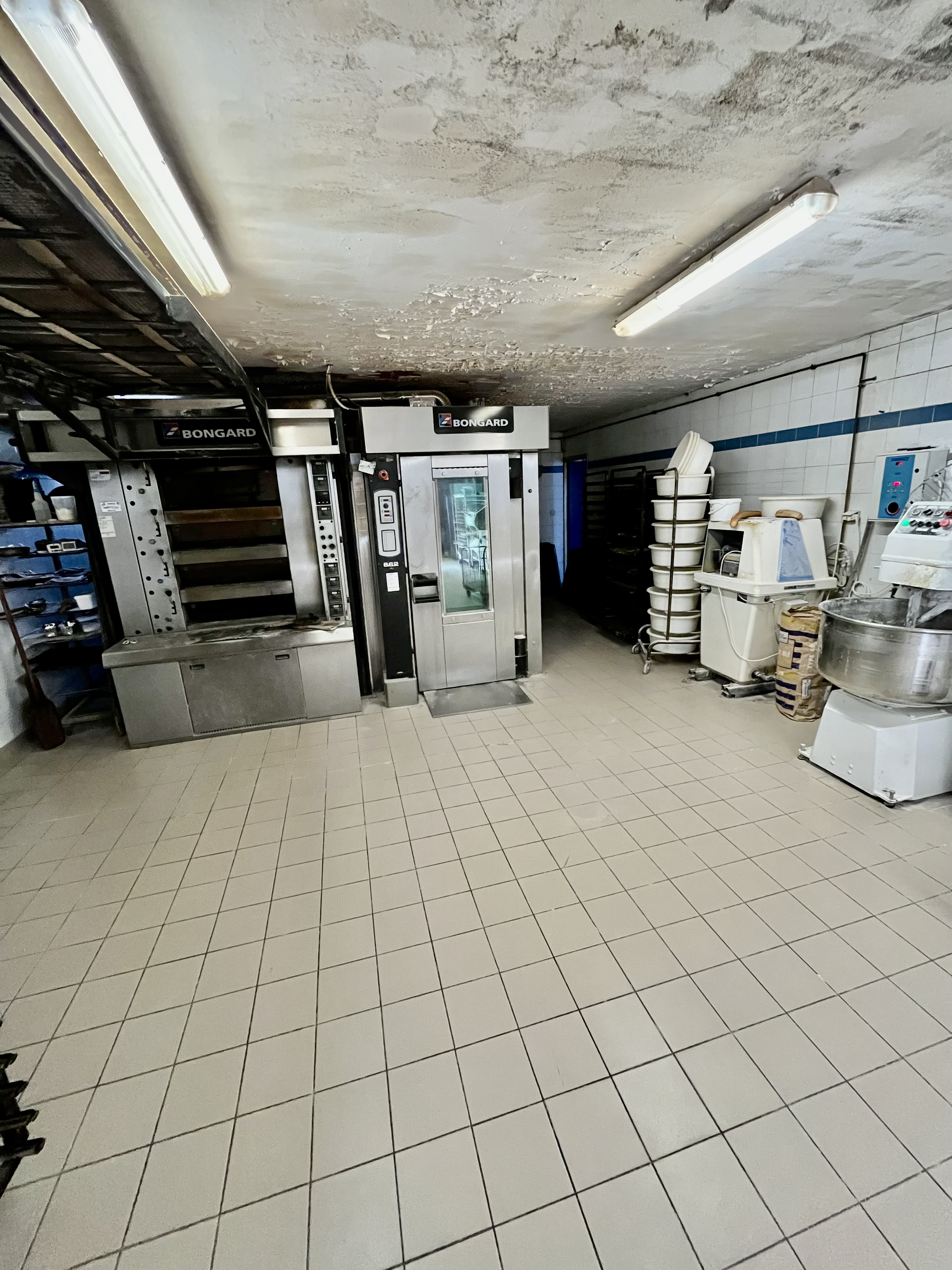Cause retraite, belle oportunité de reprise d’une boulangerie-pâtisserie située au cœur de Maulévrier. 

Le commerce comprend :
- Un espace de vente avec arrière-boutique et sanitaires d’environ 60m2.
- Un fournil et un laboratoire de pâtisserie de 150m2, spacieux et fonctionnels. 

La commune bénéficie d’une forte attractivité grâce au Parc Oriental de Maulévrier, qui accueille plus de 250 000 visiteurs chaque année. Le Puys du fou, situé à seulement 30 minutes, contribue également à l’affluence touristique du secteur. 

L’activité snacking offre un beau potentiel de développement. 

Prix ouvert à la négociation.

Pour plus d’informations contactez nous.