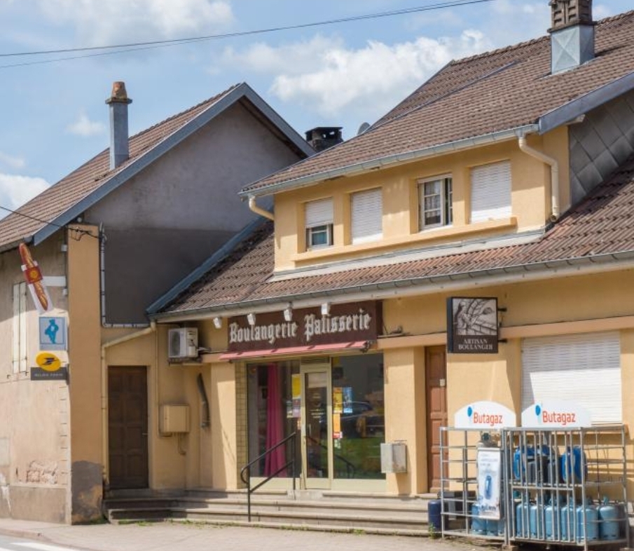 Petite boulangerie pâtisserie de village. 
Avec Relais poste,journaux, gaz...
Vente de Produits locaux du village.
Ouvert du mardi matin au dimanche midi.
15mn de Saint dié des vosges et env 30mn de Gerardmer.
Proche école primaire et 5mn en voiture de l'école maternelle. (ROUGIVILLE)
Magasin rénové en 2014.
Matériel entretenu et rachat de d'une chambre froide et groupe de surgélation en 2016.
Location sur place d'un grand  appartement avec 4 chambres, grand jardin...
Idéal pour couple où  1ere acquisition.
Pour plus d'informations contacter nous.😊