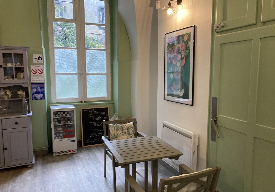 Lieu Hybride 
Vrai lieu de vie ,rue principale d’une petite ville  de 18 000 habitants 
Parking à proximité 
Clientèles incroyables et fidèles 
Vêtements /idées cadeaux /épicerie fine et salon de thé avec ateliers et événements 
Je ne cherche pas un clone mais quelqu’un qui sera passionné et qui mettra son identité 
On peut repenser le lieu en café lecture,café brocante ,artisanat partagé….