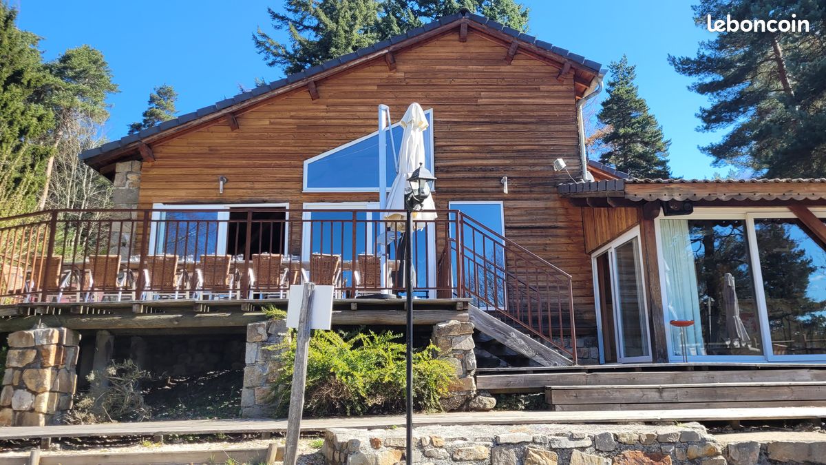 Commerce atypique à céder : restaurant, bar, salle de concert et putting-golf, activité unique en France. Situé dans un cadre
exceptionnel, au milieu des bois, exposé plein sud et face au Lizieux, à seulement 2 km du bourg de Tence, L’Ours Maçon bénéficie d’un
environnement naturel remarquable, au sein d’un village dynamique sur les plans culturel et touristique. La diversité de ses activités
permet de toucher un public large et varié, ce qui fait de cette entreprise un lieu singulier avec un fort potentiel de développement. Le
restaurant, exploité depuis 2010 selon les éléments du dossier, est bien implanté et reconnu localement. La salle de 170 m², complétée
par de belles terrasses, offre un cadre adapté aussi bien aux repas de groupe, de famille ou d’entreprise qu’à une clientèle recherchant
une ambiance plus intimiste. Le putting-golf, présenté comme unique en France, constitue un véritable marqueur différenciant de
l’établissement. Ludique, technique et accessible à tous les âges, il s’adresse aussi bien à une pratique individuelle que collective et
permet de développer une clientèle de loisirs, touristique ou événementielle. La salle de concert participe également à l’identité du lieu grâce à une programmation éclectique et régulière. L’absence de voisinage immédiat et la qualité du cadre en font un site particulièrement adapté à l’organisation de concerts, d’animations et d’événements privés ou professionnels. Cette affaire offre une
belle opportunité de reprise pour un couple, un investisseur ou un porteur de projet souhaitant s’inscrire dans un lieu de caractère et y
apporter de nouvelles idées. Le fonds de commerce est proposé au prix de 80.000 €, avec possibilité d’acquérir également les murs et
terrains. Deux options sont envisageables : · Acquisition du fonds de commerce seul, avec versement d’un loyer à la SCI propriétaire. ·
Acquisition du fonds de commerce avec les murs et terrains, pour une reprise globale du site. Prix de cession : · Fonds de commerce :
80.000 €. · Fonds de commerce + murs et terrains : 420.000 €. Montant estimé des dépenses annuelles d’énergie pour un usage standard : 7.000 € par an. Prix moyens des énergies indexés sur l’année 2025, abonnements compris.