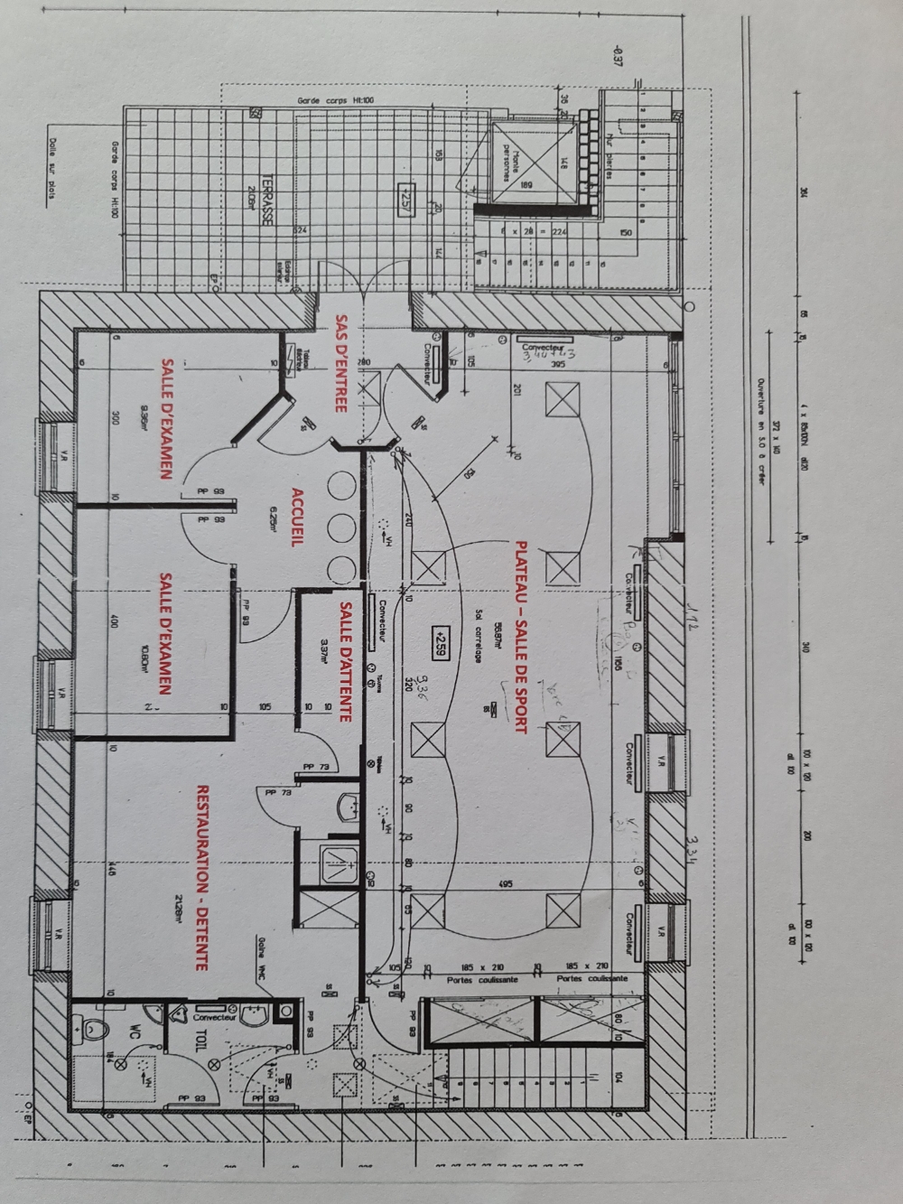 La mairie de VIOLAY RECHERCHE
Deux kinés pour sa maison médicale.
Située entre Loire et Rhône, à 10 km du péage de Tarare sur l’A89, à 30 mn de Lyon et Roanne et 45 mn de St Etienne, Violay est labellisée Station Verte et Village Sport Nature. Avec ses 1.300 habitants, et forte de ses 470 emplois, elle rayonne sur les villages alentours grâce à son dynamisme commercial et touristique : Boulangerie, multi-service, bar, point poste, banque, fleuriste, marchand et fabricant de chaussures, mais aussi pharmacie, médecin, podologue, orthopédiste, infirmiers, clinique dentaire, un EHPAD de 55 résidents, etc. De nombreuses activités sport nature accueillent les visiteurs (Station trail, parc aventure, parcours sportifs, GR7, aire parapente, VTT descente, etc..)
La maison médicale offre un ensemble idéal en deux parties : la première avec accueil, salle d’attente, deux salles d’examen, salle de restauration- détente et la  seconde en plateau-salle de sport de 60 m², pour l’installation confortable de deux kinés. Loyer : 840 € / mois 
Pour tout renseignement, prendre contact au 0673580657 ou par mail : maire.violay@orange.fr ou mairie@violay.fr
Pour plus d'informations : www.violay1004.fr