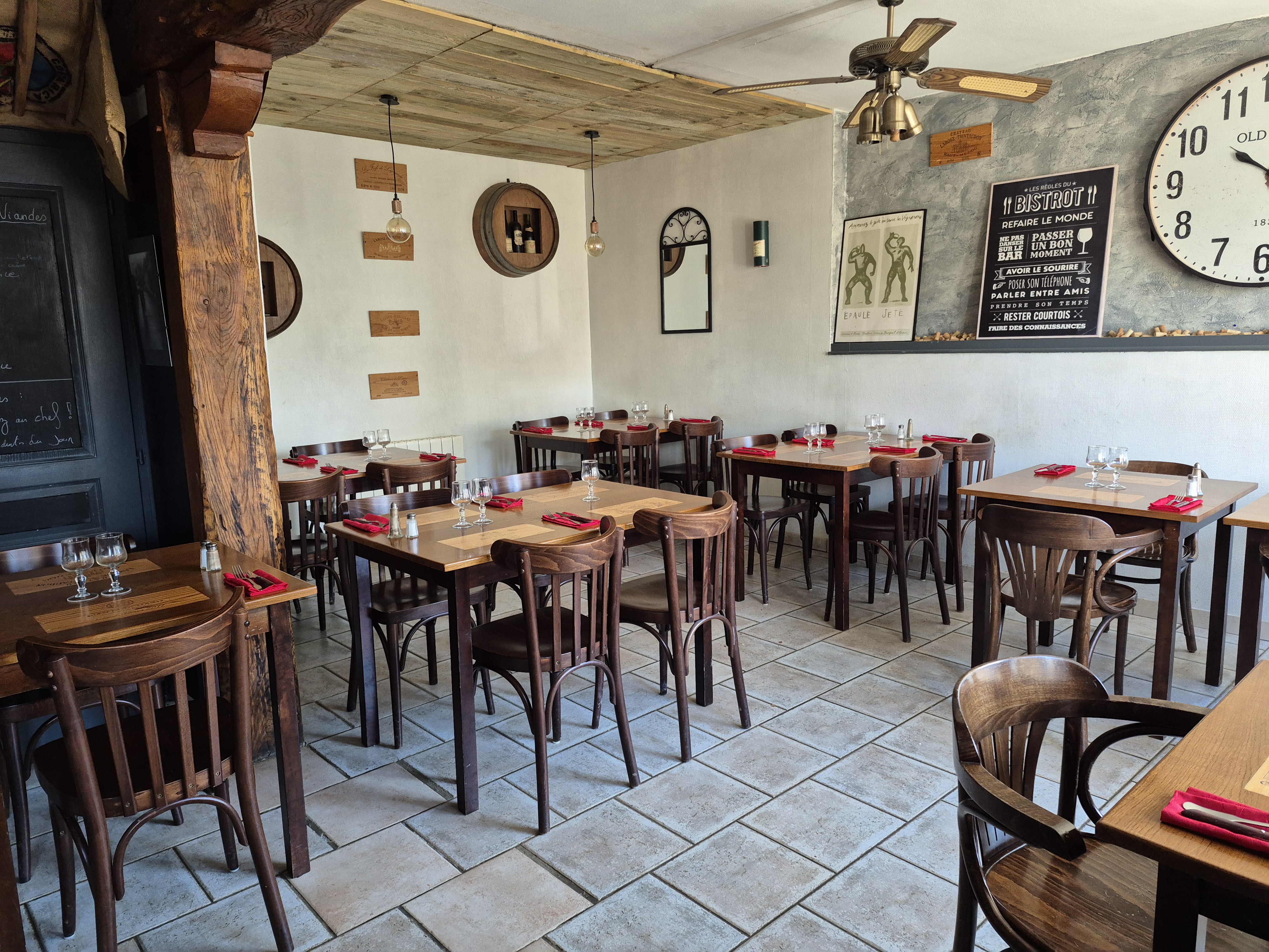 Achat fonds de commerce
53370 Saint-Pierre-des-Nids
70 000 €
Honoraires à la charge du vendeur

Descriptif de ce fonds de commerce à vendre
A VENDRE FONDS DE COMMERCE - RESTAURANT/BAR.
Situé en plein cœur de Saint-Pierre-Des-Nids, ce restaurant- bar bénéficie d'un emplacement stratégique, à proximité des plus beaux villages des Alpes Mancelles. Il profite d'une belle visibilité renforcé par la présence de 17 associations locales qui dynamisent la vie du village.

UN RESTAURANT SANS CONCURRENCE DIRECTE : cette affaire est unique sur son secteur offrant une opportunité pour un repreneur souhaitant exploiter pleinement son potentiel.

UNE SURFACE IDÉALE ET BIEN AGENCÉE : le restaurant dispose d'une surface de 80 m2, parfaitement optimisée pour offrir un cadre chaleureux et convivial aux clients.

UNE BELLE CAPACITÉ D'ACCUEIL : 42 couverts en salle et 30 couverts en terrasse, l'établissement permet d'accueillir une clientèle variée.

MATÉRIEL ET ÉQUIPEMENTS INCLUS : l'ensemble du matériel professionnel nécessaire à l'exploitation à une valeur totale de 48 160 euros. L'acquéreur pourra ainsi démarrer son activité sans investissement supplémentaire en équipement.

Actuellement, le restaurant est ouvert le midi du lundi au samedi ainsi que le samedi soir. Un loyer mensuel de 518.25 euros TTC.

L'établissement n'est lié à aucun contrat avec des fournisseurs de bières et de cafés, laissant une totale liberté de choix au futur exploitant.

Affaire prête à l'emploi, idéale pour un couple ou un entrepreneur passionné, contactez moi !

Prix du bien : 70 000,00 €
Les honoraires d'agence sont à la charge du vendeur.