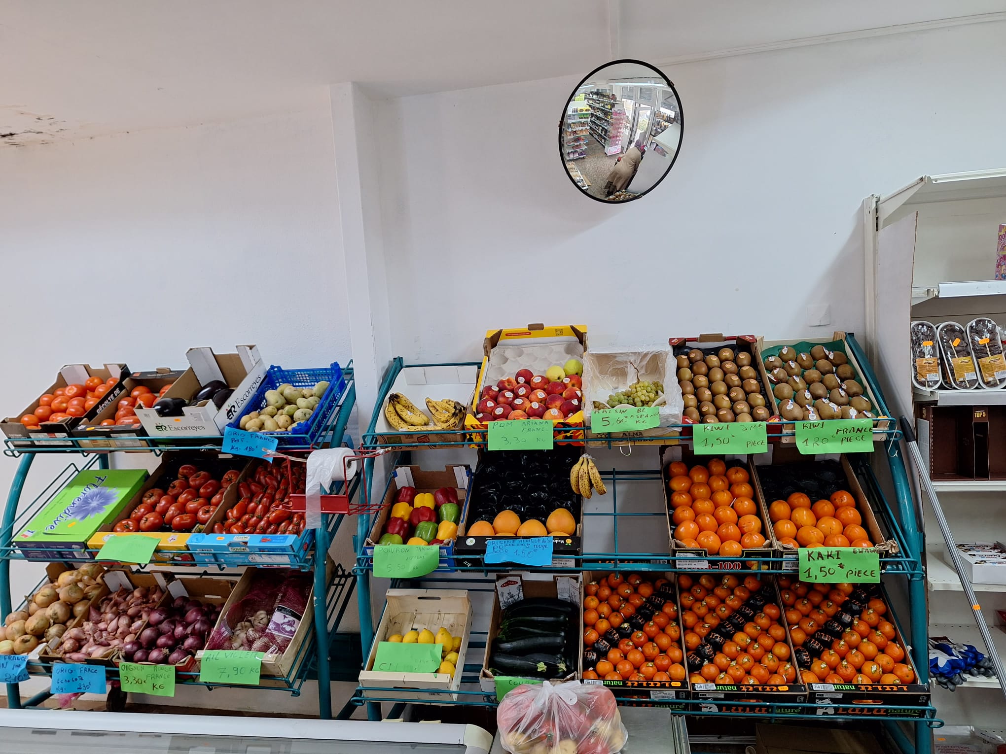 Vous désirez reprendre une supérette qui se trouve dans un village dynamique ( écueille 36240 )
Magasin, bénéficiant d'un emplacement idéal en face de l'hotel du ville et des places de stationnement sont disponibles à proximité
 Le magasin a une surface de vente de 44m2 et une réserve de 30m2
 l'engagement a l'étage ( 3 chambre et cuisine et douche)
Pour plus d'informations n'hésitez pas de me contacter _+33 6 61 34 19 13_