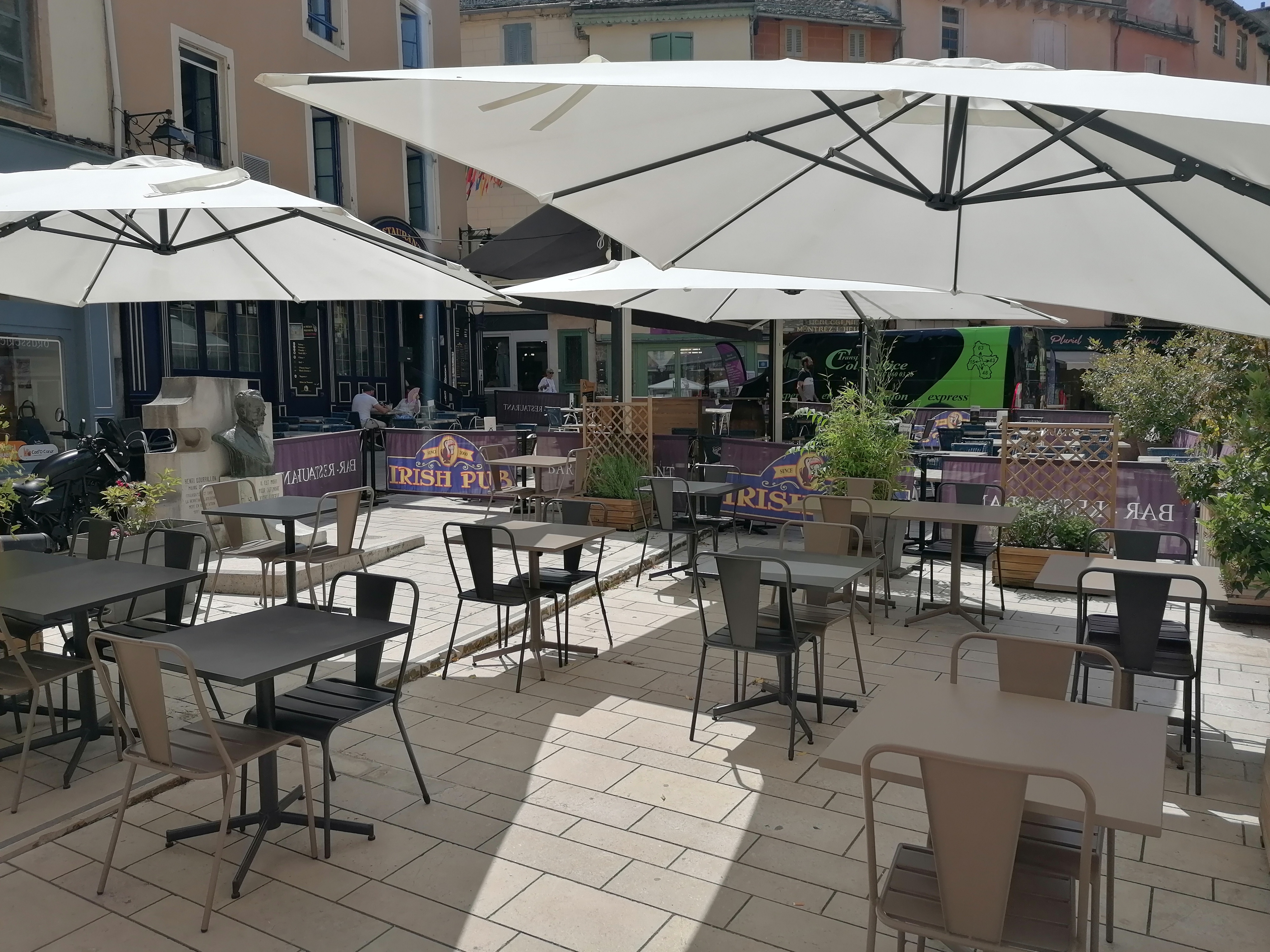 A reprendre dans une ville de 12000 habitants chef-lieu de département, restaurant traditionnel, cuisine locale et de saison, idéalement placé en centre-ville avec une grande terrasse. Le service est assuré le midi et le soir 5j/7. Entreprise familiale ayant une belle notoriété, très bel emplacement commercial. Idéal pour une personne dynamique qui le sens du contact. 2 personnes assurent la gestion quotidienne. 
Vente du fonds de commerce : 90 000€ 
Murs à la location : 650€/mois