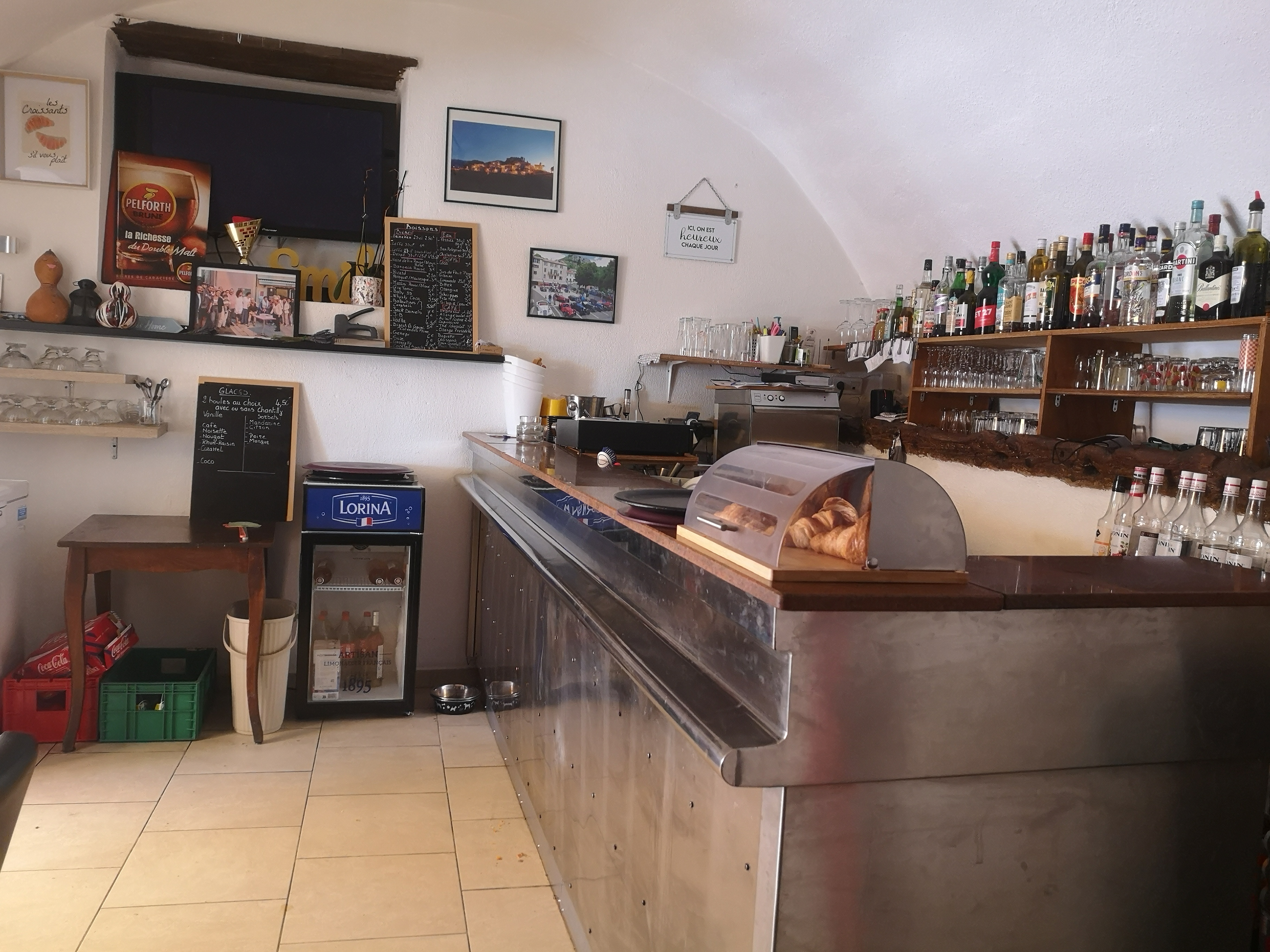 La commune d’Ascros recherche son futur gérant pour reprendre son bar-restaurant communal, disponible à partir du 1er septembre 2026.

Situé au cœur des Alpes-Maritimes, Ascros est un charmant village de montagne perché à 1 150 mètres d’altitude, au sommet de l’Estéron. Ancien village du Comté de Nice et fief historique des Grimaldi de Beuil, Ascros séduit par son authenticité, son environnement préservé et son cadre de vie privilégié.

Entre nature, calme, air pur et convivialité, le village offre un environnement idéal pour un professionnel souhaitant donner vie à un projet de restauration dans un cadre à taille humaine.

Le bar-restaurant communal bénéficie d’équipements permettant une installation rapide :

Bar et Restaurant entièrement équipés ;
Cuisine neuve, prête à l’emploi ;
Licence IV ;
Salle intérieure d’une capacité de 25 couverts ;
Terrasse pouvant accueillir environ 50 couverts ;
Petit local de stockage

Loyer : 300 euros par mois + une caution demandée pour la garantie du matériel.

Pour faciliter l’installation du futur exploitant, possibilité de louer un logement en complément, au choix :

Un studio entièrement équipé ;
Un 2 pièces entièrement équipé.
Vous avez un projet de restauration et souhaitez vous installer dans un cadre agréable et convivial. Venez découvrir ce bel établissement et son potentiel.

Pour tout renseignement ou pour organiser une visite, n’hésitez pas à contacter la mairie d’ASCROS.