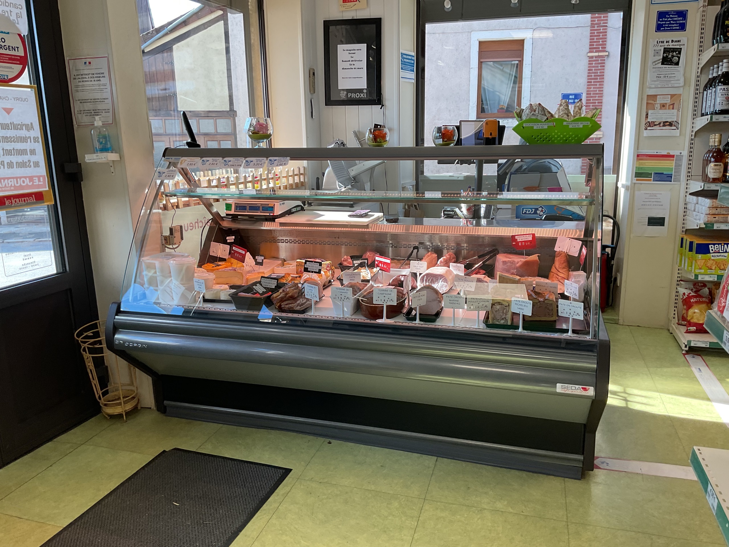 À reprendre - Commerce de proximité sous enseigne PROXI (groupe Carrefour), au cœur d’un village rural et touristique (randonnées, camping, gîtes).
	Chiffre d’affaires moyen : 𝟯𝟮𝟯.𝟬𝟬𝟬 €, marge brute : 21,5 %, valeur ajoutée : 13,8 %
	𝗘𝗽𝗶𝗰𝗲𝗿𝗶𝗲 𝗱’𝗮𝗹𝗶𝗺𝗲𝗻𝘁𝗮𝘁𝗶𝗼𝗻 𝗴𝗲́𝗻𝗲́𝗿𝗮𝗹𝗲 𝗺𝘂𝗹𝘁𝗶-𝘀𝗲𝗿𝘃𝗶𝗰𝗲𝘀 : produits alimentaires courants, frais et surgelés, charcuterie et fromagerie à la coupe, produits locaux, ainsi que plusieurs services générateurs de flux (FDJ, relais colis, dépôt de pain, rayon presse, Point Vert Crédit Agricole, fleurs, livraison à domicile, location de tireuses à bière pour événements). 
	Zone de chalandise de 2.300 habitants à 17 min sans concurrence directe ; avec une fidélité construite sur plus de 30 ans d’exploitation.
	Surface de vente d’environ 40 m² avec réserves et équipements professionnels. Sera proposé à la vente avec également une maison d’habitation d’environ 160 m².
	Affaire à céder pour retraite, accompagnement proposé, montant souhaité : estimation en cours (pour le fonds)