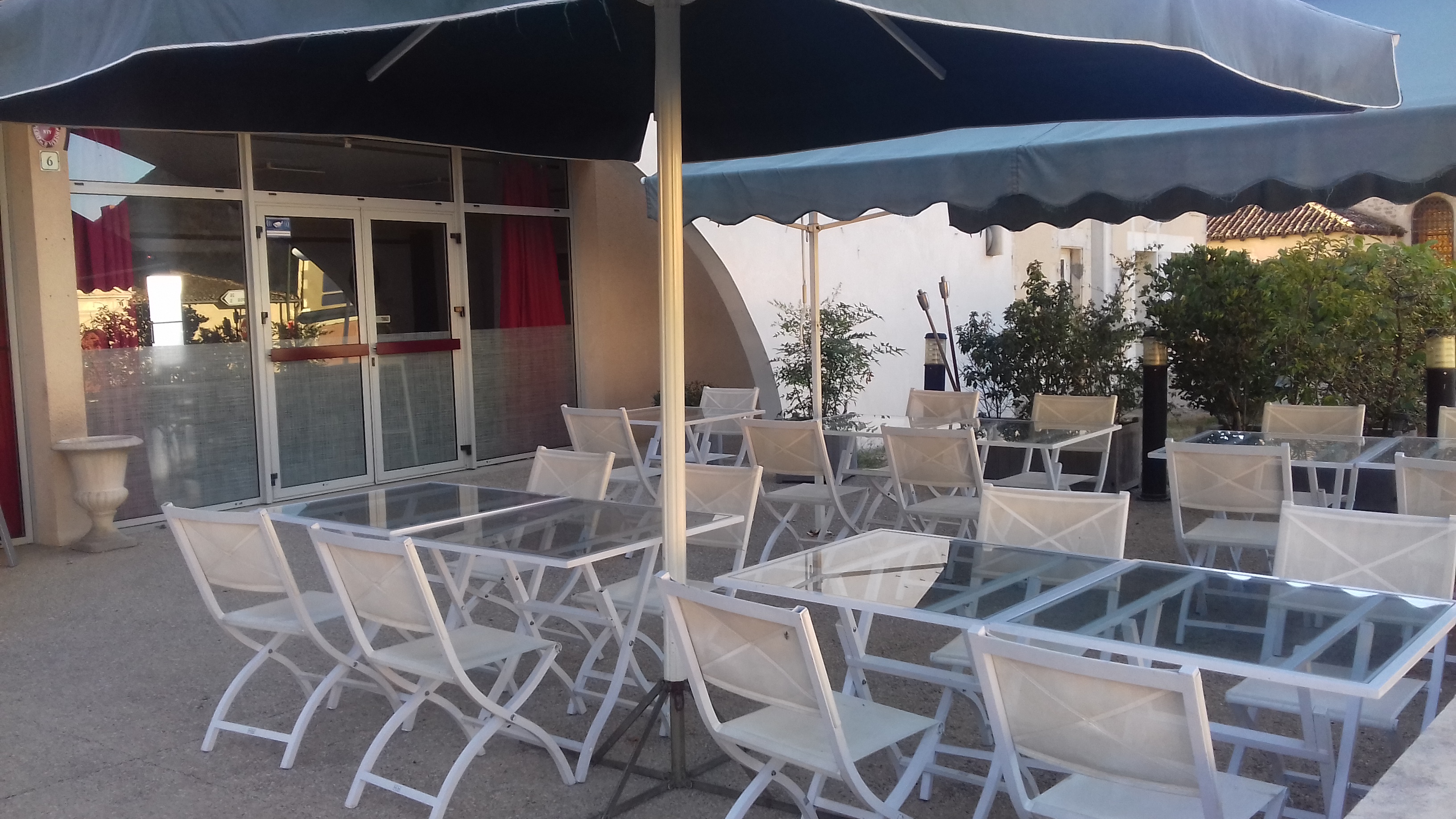 A vendre fonds de commerce Restaurant - bar - tabac - multicommerces
idéalement situé en plein coeur du village.
Etablissement d'environ 200 M2 avec une grande salle de restaurant de 60 couverts, d'une terrasse extérieure bien exposée de 35 couverts et d'un bar d'une vingtaine de places assises ainsi qu'un parking devant et sur le côté.
L'établissement est ouvert du lundi au samedi ; le restaurant uniquement le midi du lundi au vendredi et sur réservation les week-end pour des évènements.
Affaire avec un beau potentiel de développement.
Logement à l'étage avec terrasse + terrain et terrasse privative en rdc.