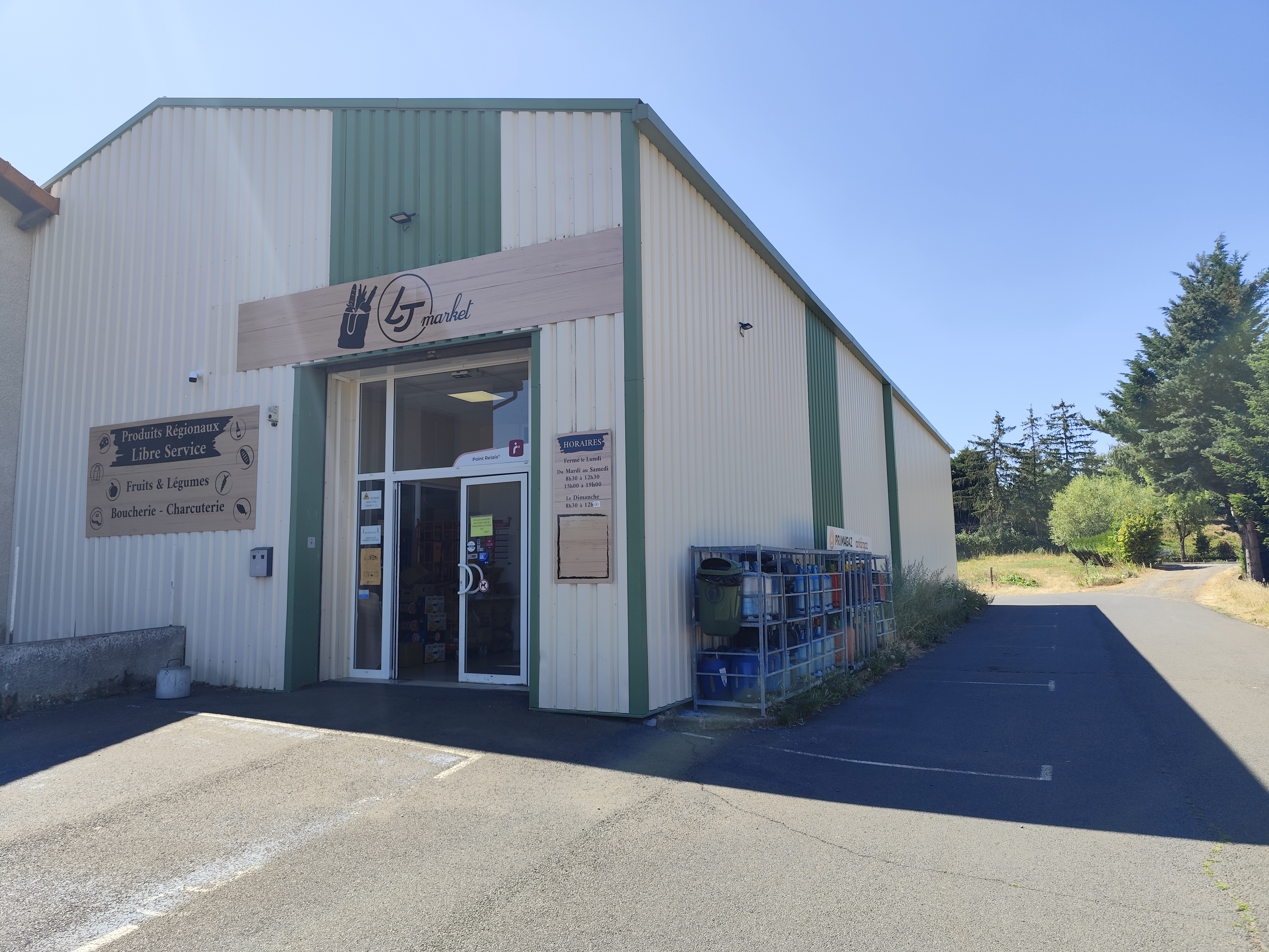 A vendre fonds de commerce en milieu rural.
Surface de vente de 250m² + réserve de 77 m² + bureau 
Dispose d'une clientèle fidèle, attachée aux services de proximité (épicerie générale, gaz, points relais) et aux produits locaux. 
Passage de randonneurs et touristes.
Activité stable avec potentiel de développement. 
Loyer modéré