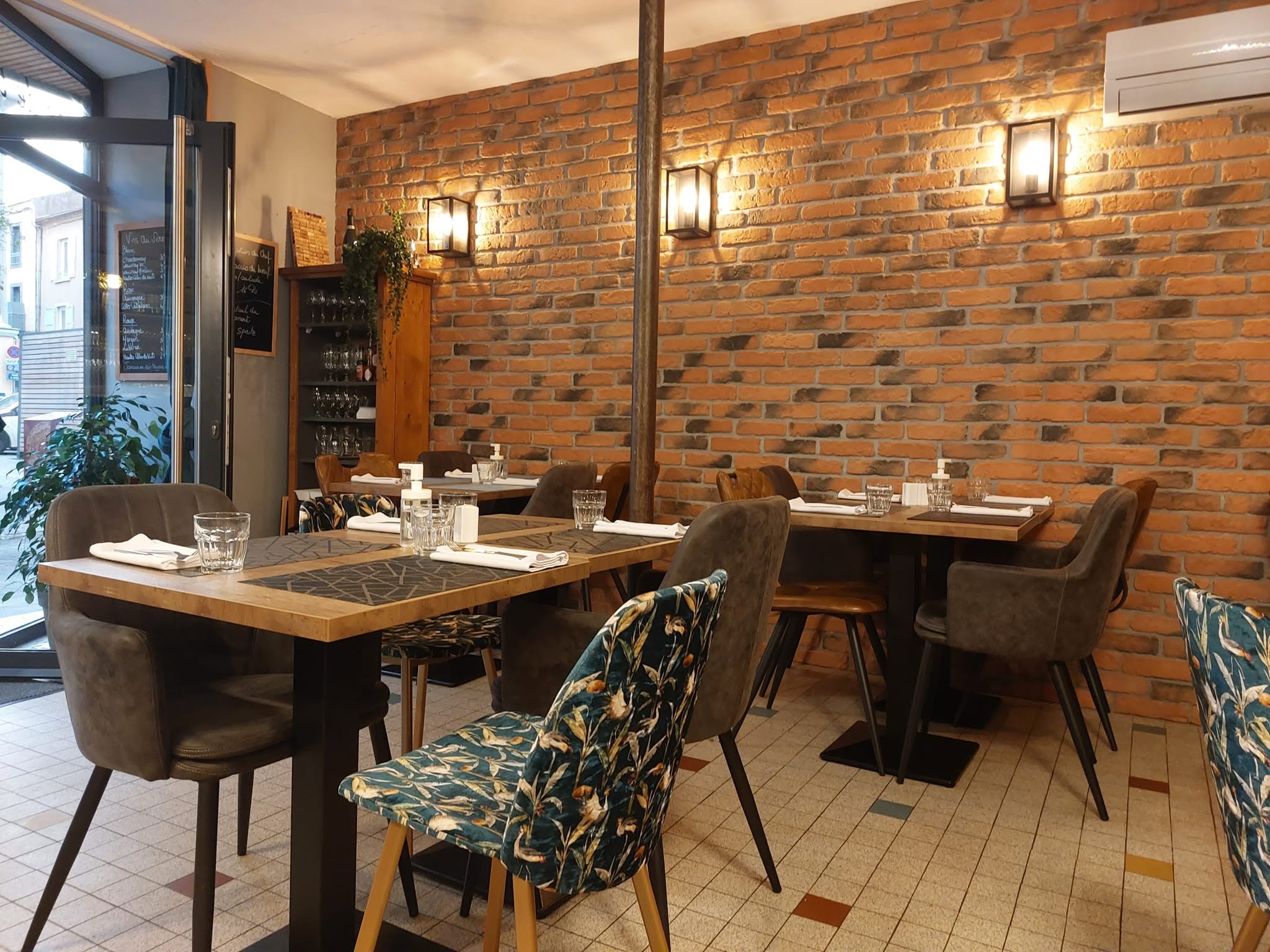Restaurant 80 m² Brioude

Belle opportunité pour professionnel de la restauration.
 Situé à proximité immédiate du centre-ville de Brioude, cet établissement bénéficie d'un emplacement stratégique avec bonne visibilité et facilité de stationnement à proximité.
 Le restaurant offre une capacité d'accueil confortable avec 34 places en salle et 34 places en terrasse, dans un cadre chaleureux et soigneusement agencé. L'ensemble a fait l'objet d'une rénovation complète en 2022, aussi bien au niveau de la salle que de la cuisine, permettant de disposer d'un outil de travail moderne, fonctionnel et immédiatement opérationnel.
 Cuisine professionnelle entièrement équipée avec matériel récent et entretenu, aucun investissement immédiat à prévoir.
 L'établissement bénéficie d'une excellente réputation locale ainsi que d'une clientèle fidèle développée au fil des années. Exploitation offrant une belle qualité de vie avec 2,5 jours de fermeture hebdomadaire et 7 semaines de congés annuels.
 Affaire saine et rentable, idéale pour un couple ou des professionnels souhaitant reprendre un établissement reconnu avec un fort potentiel de développement.