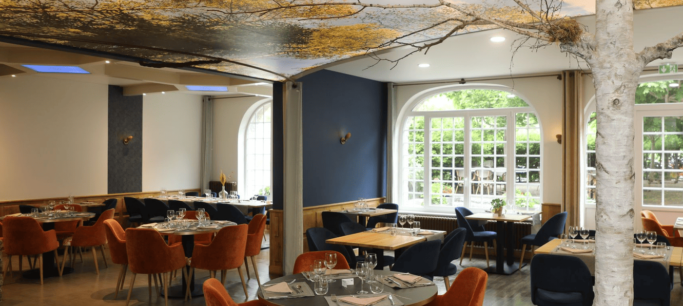 Hôtel-restaurant situé en Lozère, au cœur du Parc Naturel Régional de l’Aubrac, à la croisée du Cantal et de l’Aveyron. L’établissement est implanté dans un cadre paysager préservé tout en étant en bord de route départementale, proche de sites touristiques, et traversé par deux sentiers de Grande Randonnée.

Le restaurant dispose :
·       d’une salle de bar (licence IV-30 couverts) ouverte sur une véranda chauffée (25 personnes), 

·       d’une salle de restaurant (80 couverts) donnant sur une terrasse arborée (80 couverts).

·       d’une cuisine professionnelle entièrement équipée et aux normes.

·       d’une boutique de produits locaux, intégrée au restaurant.

Exploité sous l’enseigne « Logis de France », l’hôtel est composé de 24 chambres, équipées de sanitaires privatifs, pour une capacité d’accueil de 54 personnes. Parking privé attenant à l’établissement

Clientèle locale, familiale et touristique fidélisée. 

L’établissement est ouvert de mi-avril à mi-novembre. 

Un important programme de travaux a été mis en œuvre depuis 2016 (rénovation de la salle de restaurant, rénovation d’une partie des chambres, aménagement de salons pour la clientèle, aménagement d’une boutique de produits locaux, chauffe-eau solaire…).

Possible accompagnement du repreneur.