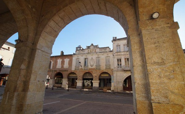 A 25 km d'Auch et 35 km d'Agen. Au centre d'une ville historique avec de nombreux événements et au charme atypique. Emplacement de 1er ordre. Double salle de restaurant à la décoration soignée (200m²), bar, réserves, cour intérieure, 2 cuisines (traditionnelle et pizzéria), sanitaires (dont 1 au norme handicapé), vestiaire et appartement de fonction T4 à l?étage de 79 m². Matériel récent et en très bon état.  + 40 places assises en extérieur sous les arcades. Très bonne clientèle. Bail 3/6/9. Très bon C.A. à développer avec livraisons pizzas, soirées à thème. Cadre somptueux dans bâtiment classé. Cède cause changement professionnel