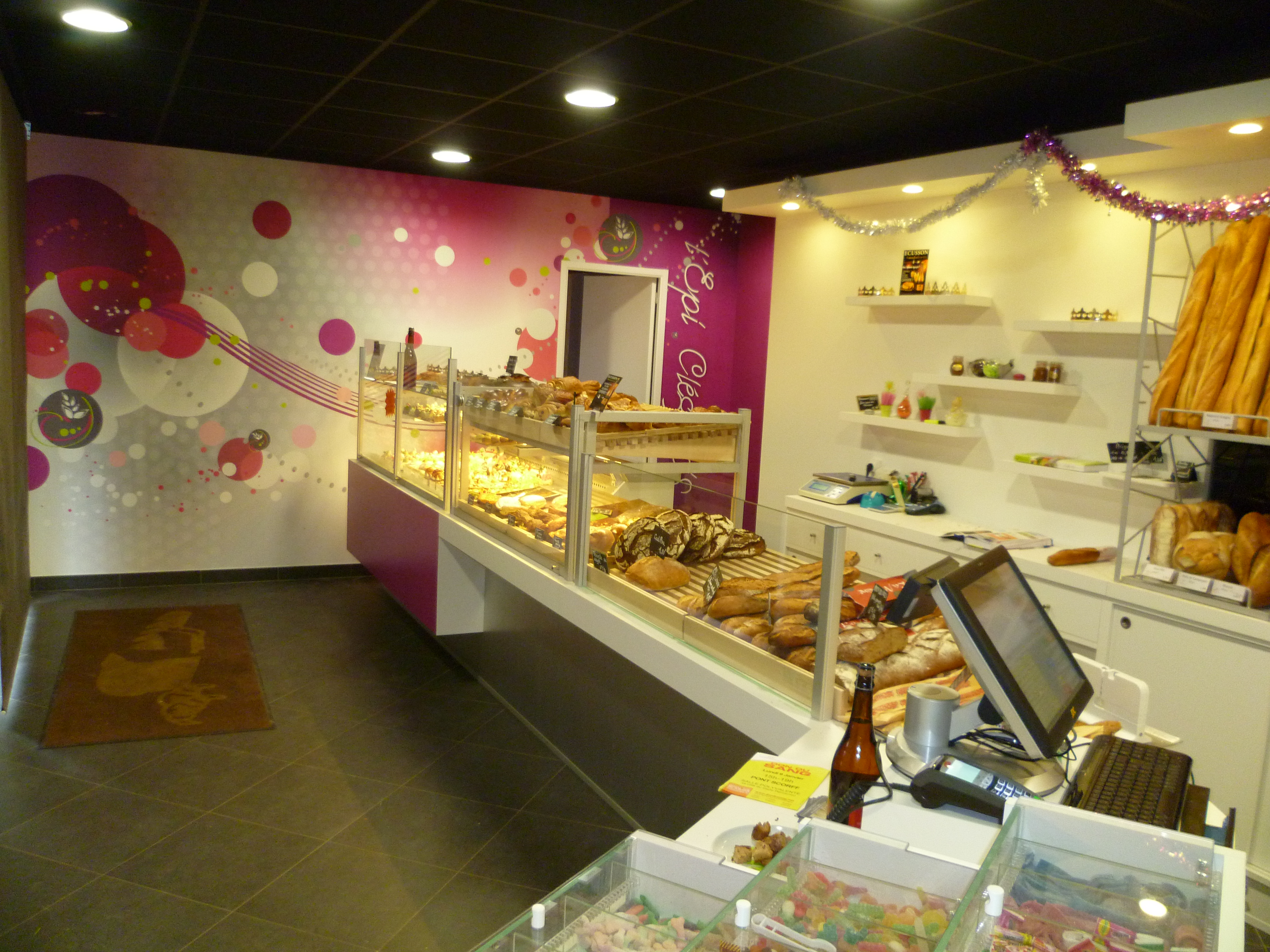 Boulangerie située au centre d'une commune dynamique et qui ne cesse de s'agrandir (lotissements tout autour), à 15 min de Lorient. Entouré de plusieurs autres commerces.(superette; bar tabac PMU, médecin crêperie, pizzeria...) 
Le matériel est récent . Se compose d'un labo pâtisserie, un fournil, plusieurs zones de stockage, l'ensemble est de plain pieds aucune marches.
Partie Social : 1 ouvrier /1 apprenti/ 4 vendeuses
Le logement sur place se compose de 5 chambres, 2 salles de bain, 2 toilettes, salle à manger et cuisine aménagées.
Affaire très rentable, avec un CA constant et non saisonnier  et sans aucun concurrent à proximité, ne demande qu'a être développée sur plusieurs points.
N'attend qu'un couple de travailleurs qui a envie de se mettre à son compte
Pour plus de renseignements n'hésitez pas à nous contacter