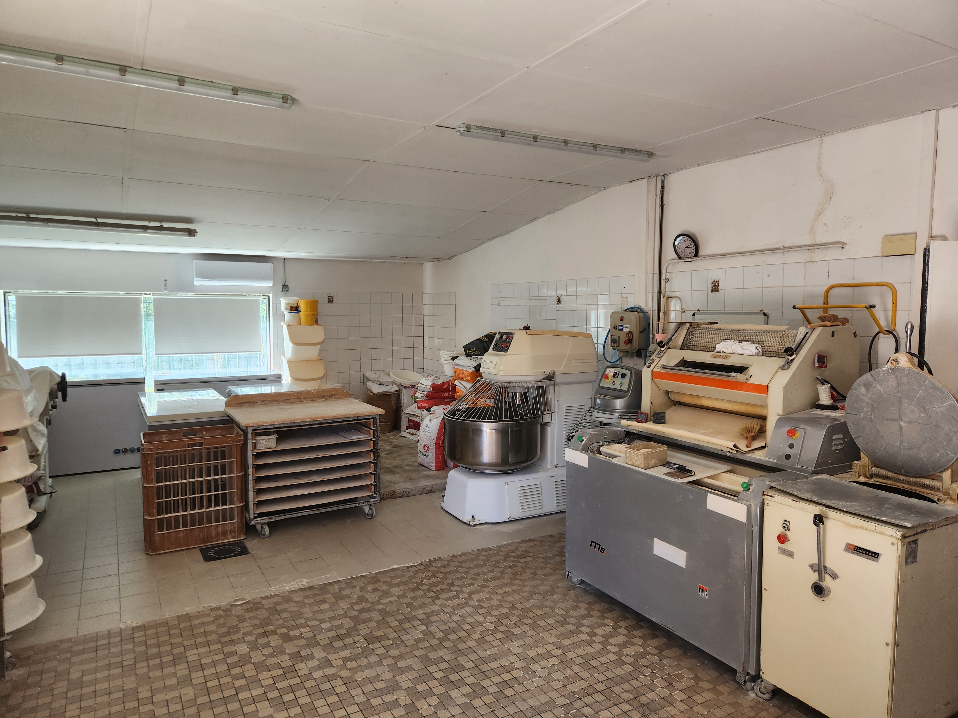 A vendre fonds de commerce Boulangerie Pâtisserie.
Située dans le centre bourg d'une petite commune de 1500 habitants, école, poste, infirmiers, bus, sur un axe routier très passant en direction de Bordeaux, Agen est situé à 7 kilomètres.
Une grande facilité pour stationner avec des places situées de chaque côté de la voie.
Pas de tournée, pas de concurrence, une clientèle fidèle et régulière, du village et des alentours, nous sommes un commerce de proximité qui est apprécié par nos clients.
Cette boulangerie vous offrira tout l'espace de travail dans un grand local agréable et lumineux de 300 m2, magasin et salon de thé 60 m2.
Le fournil est séparé du laboratoire pâtisserie, le matériel est en bon état et révisé régulièrement.
Le CA, 402000€, est en constant augmentation.
Le loyer est de 1300€ TTC pour l'ensemble logement compris.
N'hésitez pas à me contacter pour plus de renseignement.