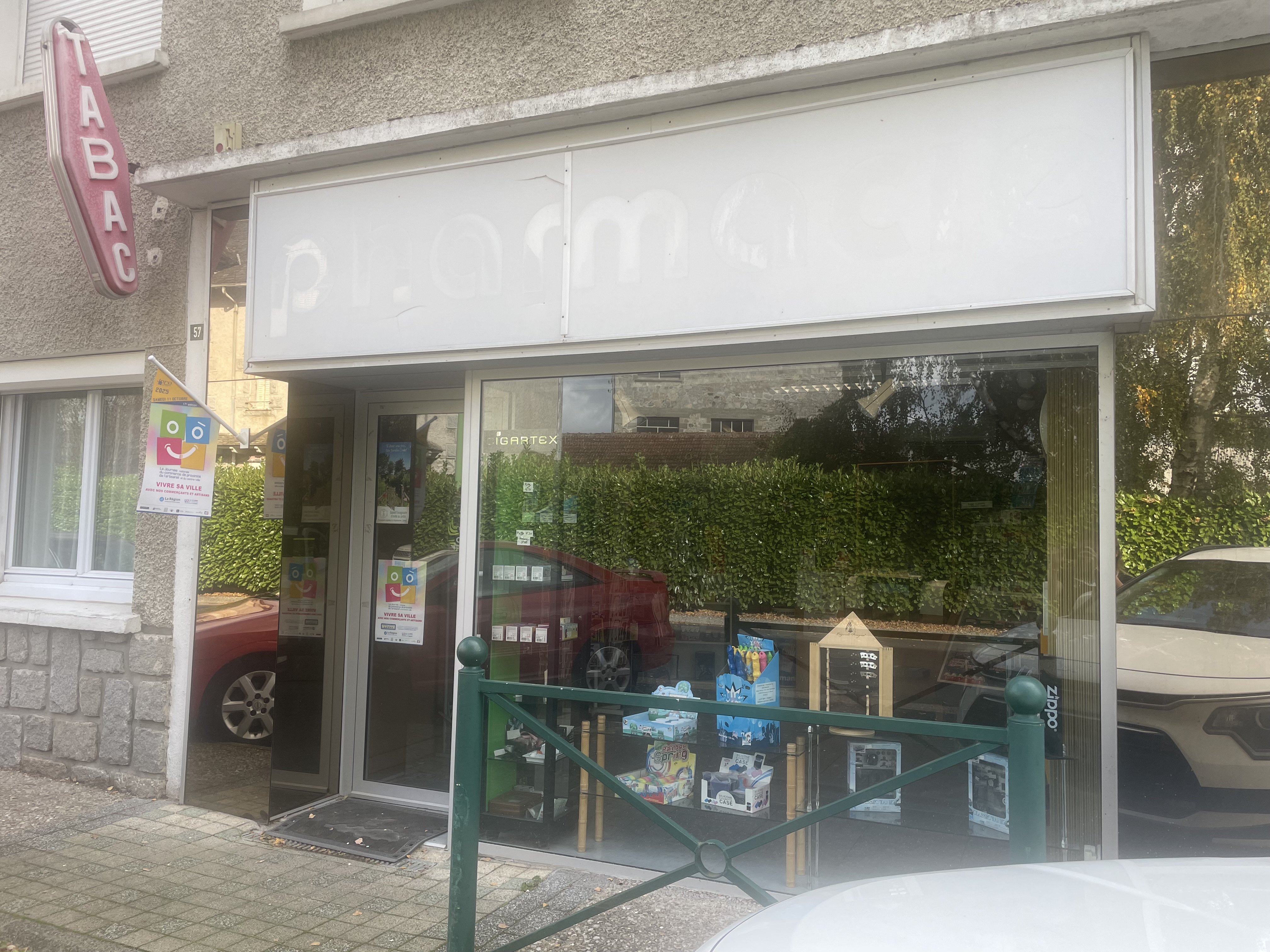 Vend fond de commerce de Tabacs/CBD/cadeaux/cartes postales cause retraite situé dans le village du Rouget Pers.
Possibilité de location des murs du local.
Le local dispose d’un surface de vente et d’une surface de stockage. 
Disponible à la vente 
Nous contacter pour plus d’informations