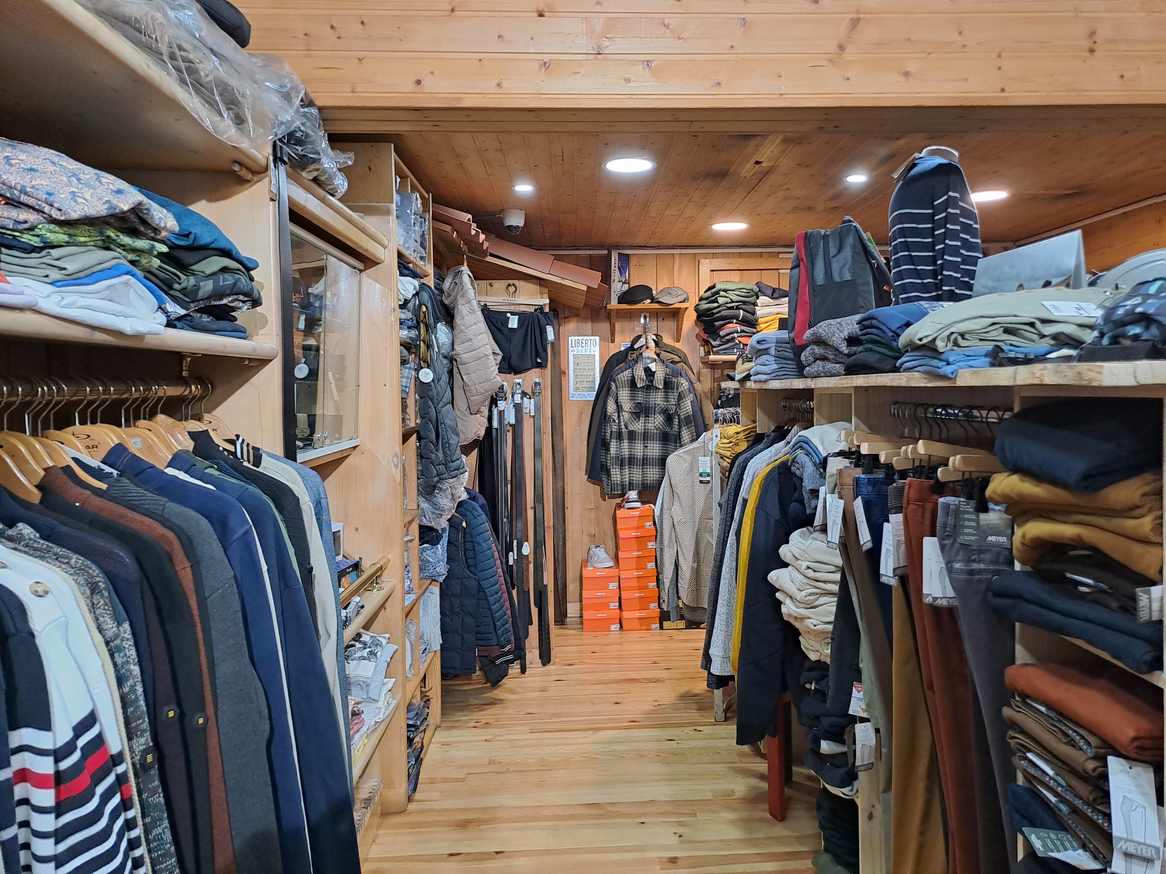 A CEDER BOUTIQUE DE PRET A PORTER BOURG MADAME commune de Cerdagne dans les PYRENEES ORIENTALES. Proximité de la frontière espagnole et des stations de ski.
Emplacement sur un axe routier très fréquenté. Très forte visibilité ainsi qu’une belle superficie de chalandise de 120 m² environ et pas moins de 10 m de vitrine linéaire. Local sécurisé. Aucuns travaux à prévoir. Affaire pérenne. Clientèle fidélisée. Vente de prêt à porter femme et homme, vente de chaussures et accessoires. Multi marques. Répartition des ventes 80% /20%. Ticket moyen 100€. Site internet en cours afin de permettre un développement du CA. Loyer modéré 6% du CA. 
Fermeture hebdomadaire dimanche et lundi. 
Prix de vente 135.000€ stocks inclus
