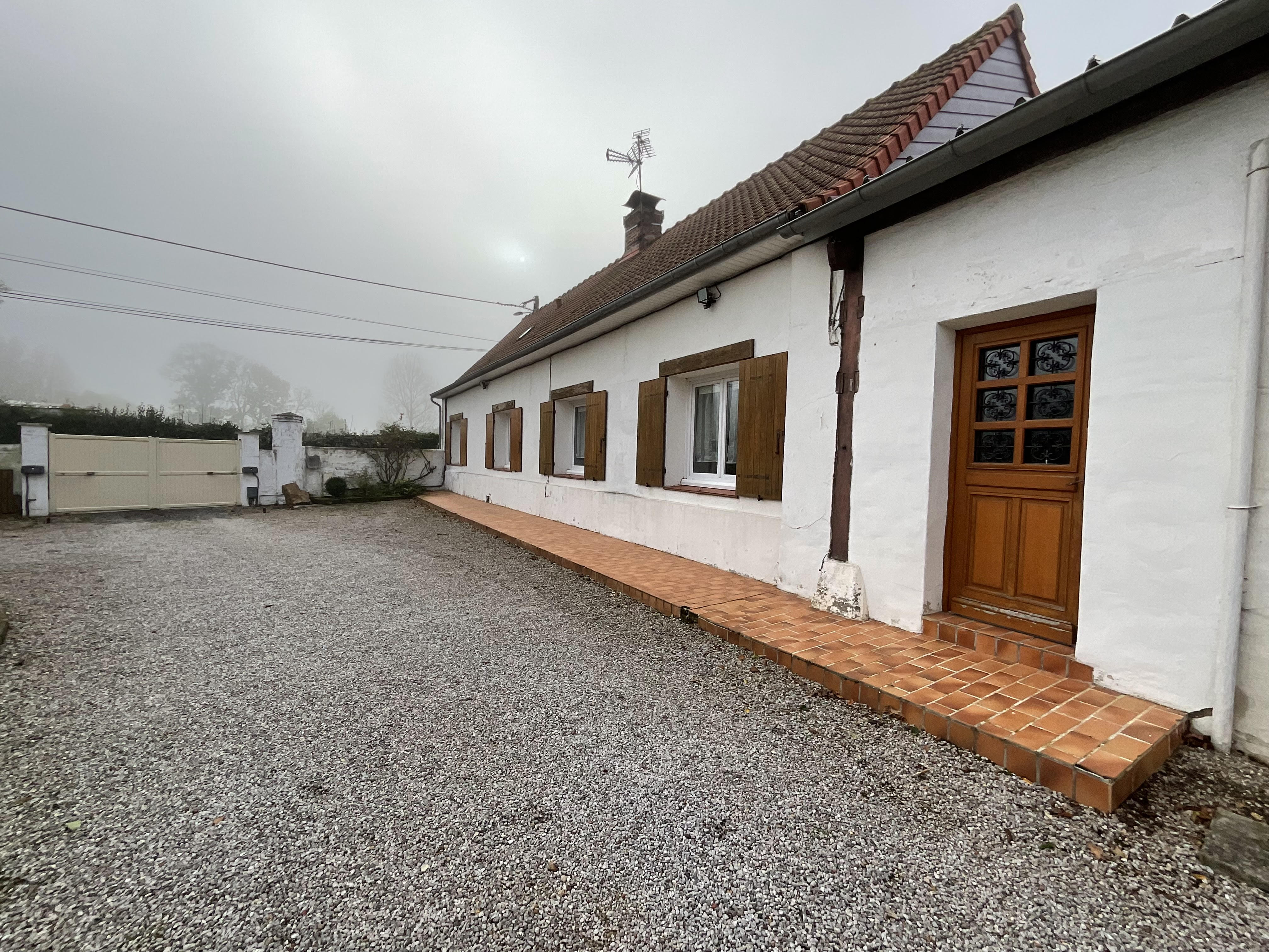 Vous souhaitez développer une activité de restauration, traiteur, réception à Berck?
Découvrez cet ensemble immobilier à fort potentiel:

la vidéo du bien:

https://youtu.be/W3ZuhxiLj1I

Cet ensemble immobilier se compose de :
- Une salle de réception de 200 m² accueillant jusqu'à 200 personnes, un laboratoire de 110 m² avec tout le matériel de cuisine. Les murs ont été évalués à 105 000€ et le fond de commerce à 90 000€.

- Une maison individuelle et semi plain-pied de 170 m² (2 chambres au RDC) évaluée à 380 000€. 

- Un gîte de 80 m² évalué à 80 000€ loué actuellement 450€/mois.

Le tout, représente un bâti total de 610 m² sur 3 000m² de terrain avec un très grand parking.

Ce bien est à  à proximité des plages, de l'A16 et du futur parc TROPICALIA.