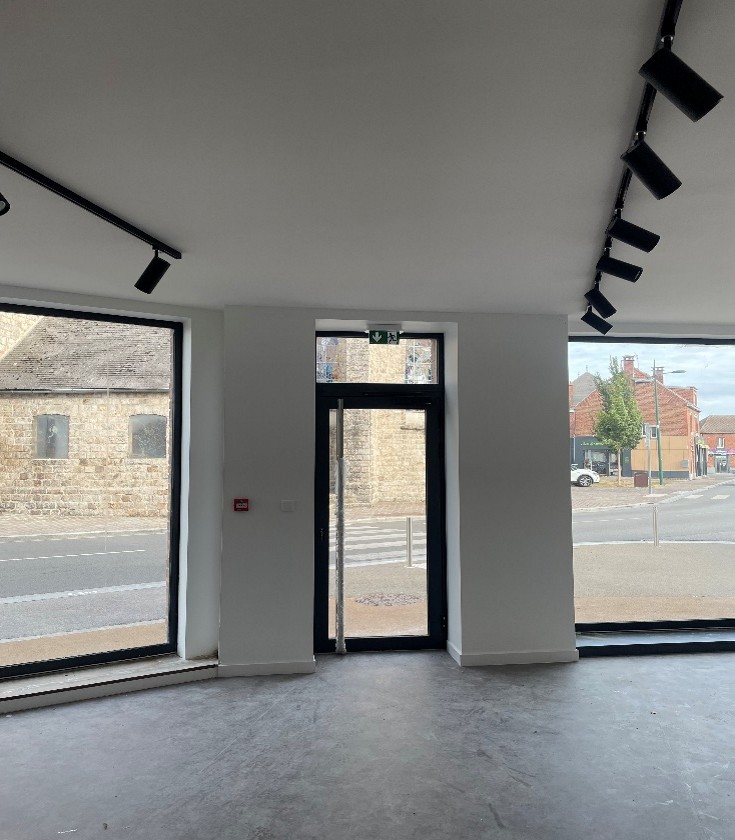 2 Place du Monument – Local à louer !
Devenez commerçant au cœur d’Arleux, capitale de l’ail fumé !
Un emplacement stratégique, une vitrine visible, un accompagnement personnalisé.

Description du local :  

• Surface totale : 124,53 m² 
• Espace de vente : 49,37 m² 
• Deux chambres froides : 7,17 m² et 4,11 m² 
• Zone de travail : 31,45 m² 
• Local poubelle, espace personnel (8,23 m²), grande cave 
• Vitrine lumineuse, excellente visibilité 

Travaux de rénovation terminés en décembre 2025 – Disponible dès maintenant
 
Équipements mis à disposition : 

La commune met gratuitement à disposition un distributeur automatique, équipé de cases sèches et de cases réfrigérées, afin de permettre au futur commerçant de proposer ses produits les jours de fermeture ou en horaires décalés. 
Seule la consommation électrique liée à cet équipement restera à la charge de l’occupant. 
 
Spécialité locale à valoriser : la Côte Arleusienne 
Le futur boucher devra connaître et proposer à la vente la Côte Arleusienne, spécialité locale mise en valeur par l’ail fumé d’Arleux, produit emblématique de la commune.  Le professionnel pourra également créer ou décliner ses propres recettes à base d’ail fumé, afin de valoriser l’identité du territoire tout en affirmant son savoir-faire.

 Loyer et aides communales : 
• Loyer mensuel : 890 € 
• Abattements pour création de commerce neuf : 
    - 50 % la 1ère année 
     -30 % la 2ème année 
     -10 % la 3ème année 
• Délocalisation d’un commerce existant : -30 % la 1ère année 
 
Un territoire engagé pour le commerce local : 

Depuis 2019, la commune d’Arleux bénéficie : 
• du dispositif "Petites Villes de Demain" 
• du programme régional "Redynamisation des centres-villes et centres-bourgs" 

Un cadre propice pour entreprendre durablement !