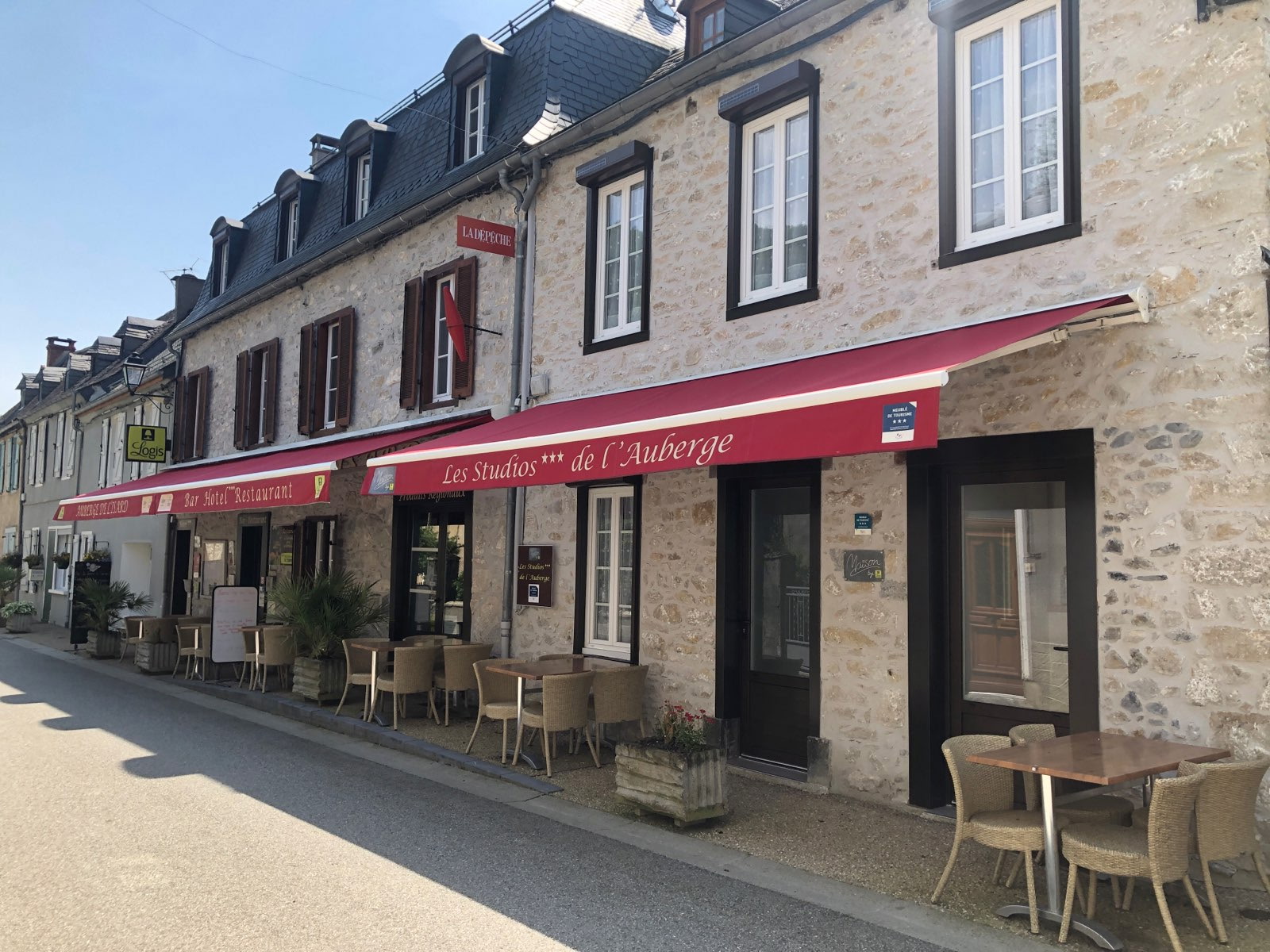 👍 Opportunité Rare, une belle affaire
MURS 500 M2+ FOND DE COMMERCE
Hôtel Restaurant Bar Licence IV Tabac
👍Le Top ! Aucun travaux a prévoir...on laisse tout aux futurs acquéreurs (matériel, vaisselle, linge...👍) vous posez vos valises et vous travaillez directement ! 👍
Exploité depuis 30 ans en couple, (on a un autre projet de vie )🌞
● Hôtel 8 chambres (actuellement 3 étoiles) avec sdb...impeccables !
● 1 salle pour les petits déjeuners ou autre (possibilité 25 couverts)
●Restaurant salle de 35 couverts + terrasse ombragée avec store pour l été (45 couverts) vue sur la rivière.
● Cuisine (grande fonctionnelle matériel (four neuf, LV, hotte, 2 armoires positives...tt est en inox...matériel bien entretenu) 
● Bar de village avec linéaire tabac et produits du terroir. (Terrasse de 16 places).
● 2 réserves et une belle buanderie (terrasse et jardin fonctionnel)
👍Tout est prêt pour travailler dessuite, on vous laisse tout (du gros au petit materiel du linge d hôtel aux nappes du resto ....) 👍
🫵 tout est fonctionnel, propre et impeccablement bien tenu !👍
🫵🫵🫵LES + :🫵🫵🫵
●BONNE RÉPUTATION .... bons avis !
●Possibilité de se loger sur place 
●Cadre exceptionnel au coeur d'un agréable village au bord de la rivière dans une vallée réputée pour son col,
Sur le parcours des chemins de Saint Jacques, des randonnées, des cyclistes et motards....
●Fort potentiel de développement 
●Pas de salariés ni de contrat fournisseurs.
●Entreprise linéaire dans son chiffre et ses charges.
●La CCI de l Ariege peut vs aider a monter le dossier pour l achat le financement et autres ainsi que notre expert comptable !
● Pour les familles ...maternelle et primaire avec cantine a 5 kms, collège et lycée 25 kms....ramassage scolaire a 500 mètres de l auberge.👍
●Tous commerces a 13kms et 25 kms.
N'hésitez pas tout est prêt pour vous assurer un bon chiffre d affaire.🌞