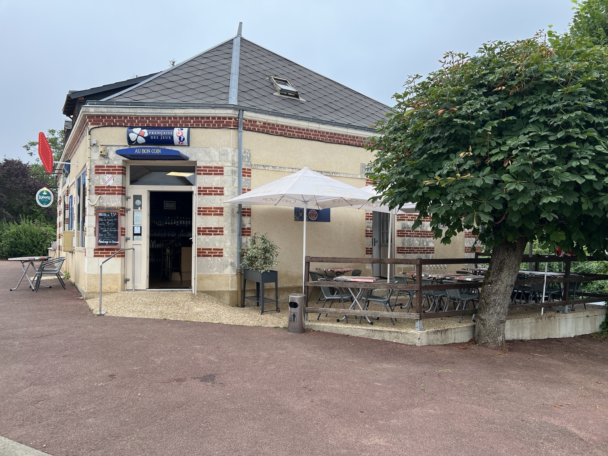 A vendre fond de commerce Bar - Tabac - FDJ - Restaurant - Vente à emporter

Fond de commerce avec licence 4 et matériel, terrasse 20 couverts, 28 places intérieur, facilité de stationnement.

Activités: bar, tabac, Française de jeux, restaurant et vente à emporter.

Établissement en zone rurale de revitalisation avec des nombreux avantages, grand cave de stockage, habitation à l'étage, loyer attractif.

Prix de vente: 40000 euros