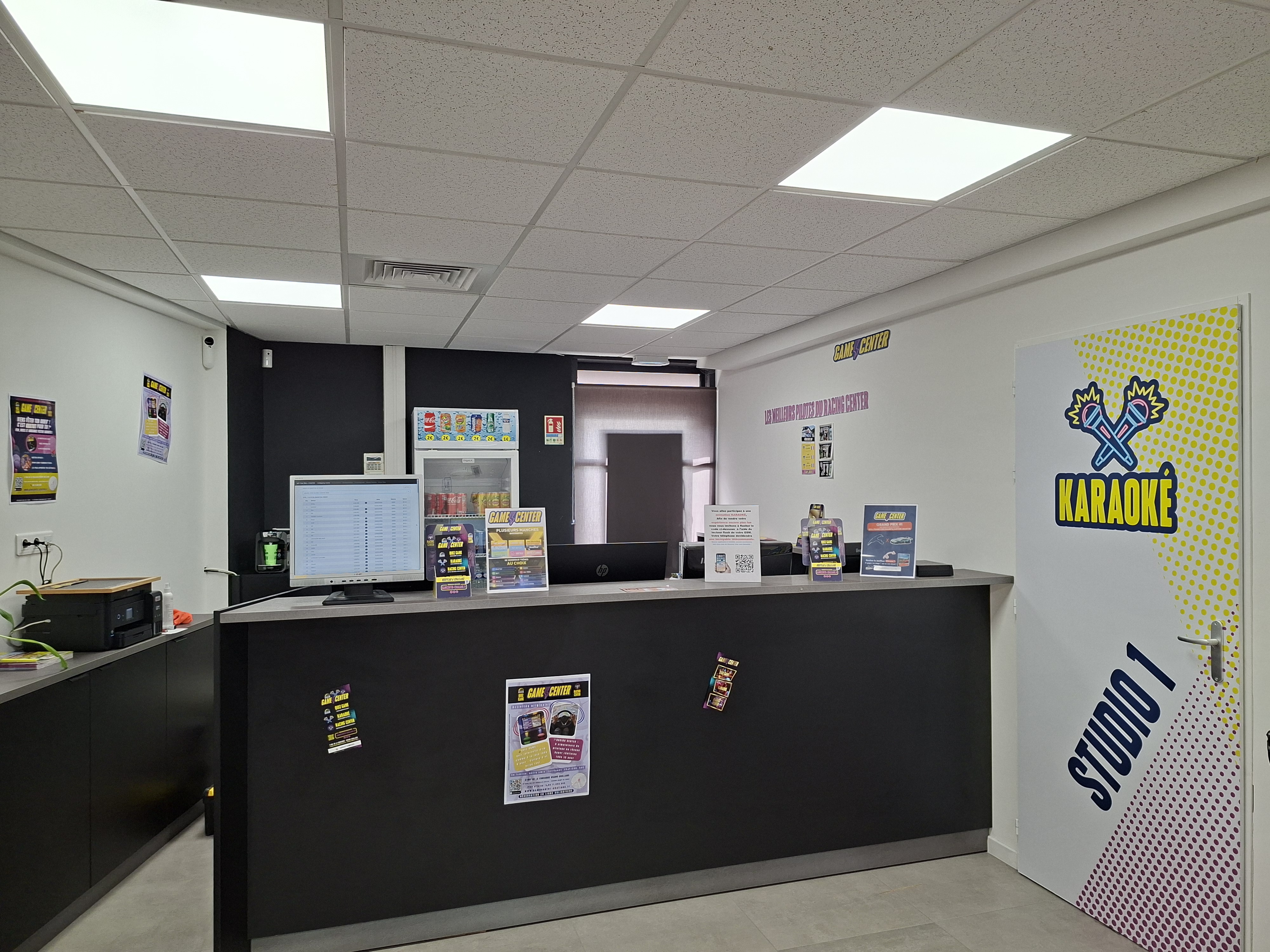 Cause départ à la retraite vend fonds de commerce activités LOISIR :
QUIZ GAME, KARAOKÉ, SIMULATEUR PILOTAGE AUTOMOBILE, 
activité originale sans concurrence. 3 espaces sur 150 m2, bail 3/6/9 en cours, 
Emplacement idéal cœur de ville à proximité des Halles et de parkings gratuits.
Ouvert toute l’année, très fort potentiel de développement.
Pas de stock ni de personnel.
Accompagnement à la reprise si nécessaire.
Laisser message avec téléphone et mail.
Je ne réponds pas aux demandes sans coordonnées ni aux démarcheurs professionnels