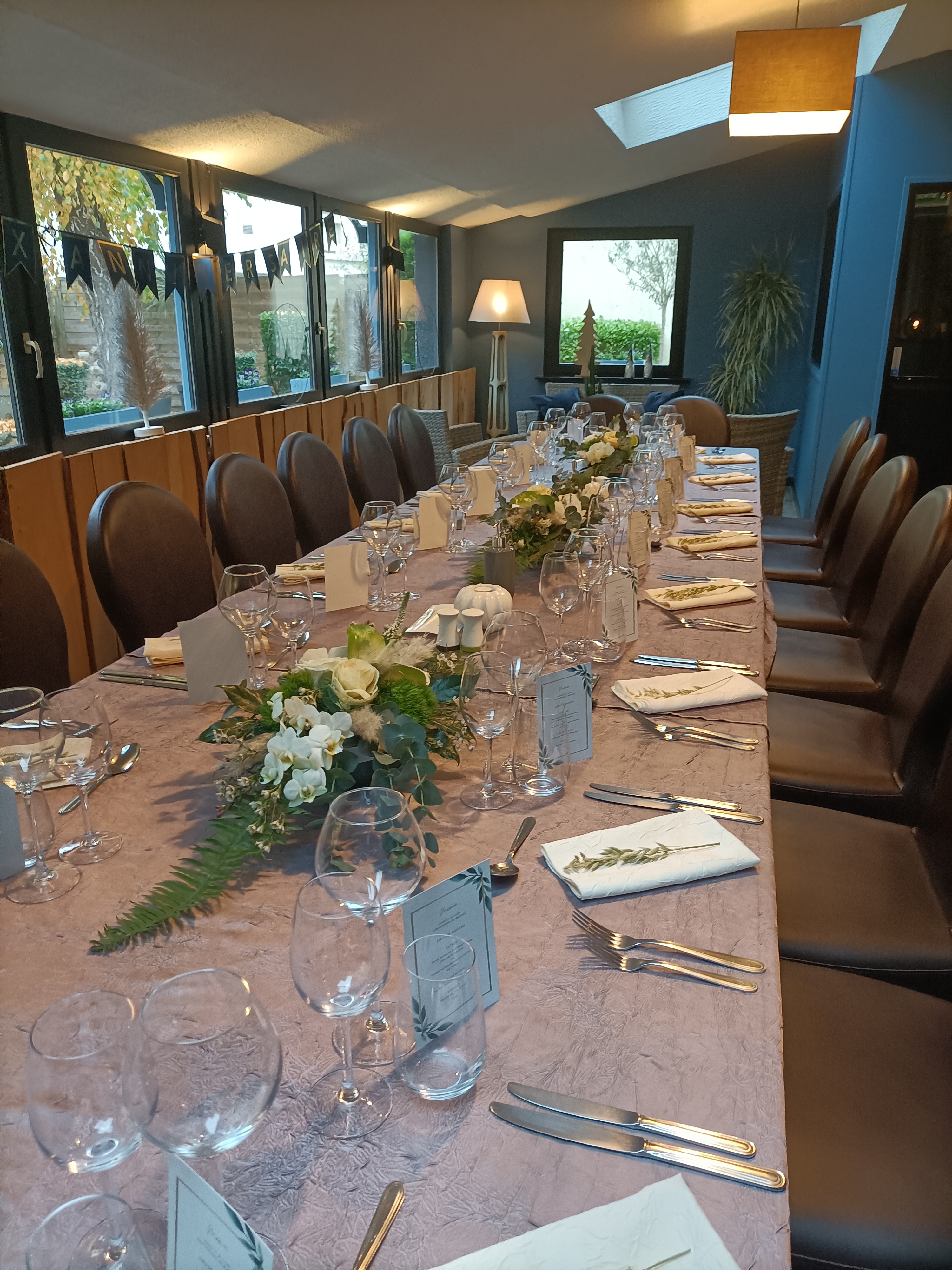 A vendre murs et fond de restaurant centre ville de Quimper avec logement de fonction.
Affaire en très bon état, pas de travaux à prévoir.
Deux salles de restaurant, terrasse, cuisine aux normes.
Personnel en place.