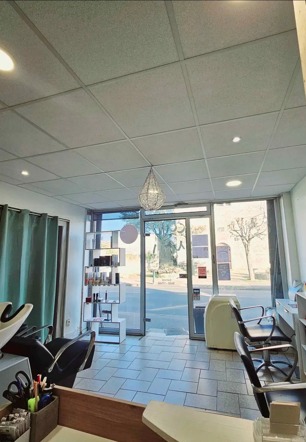 Fond de commerce salon de coiffure environ 25m2  dans un village avec commerce et parking idéal pour une première acquisition