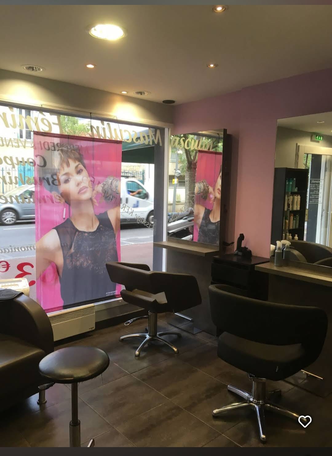 Découvrez ce charmant salon familial, “Hair Brush”, situé au cœur de Croissy-sur-Seine, avec une ambiance conviviale et accueillante. Ce salon est idéal pour un professionnel souhaitant s’implanter dans un environnement agréable et dynamique.

Localisation : Salon situé dans un quartier agréable de Croissy, bénéficiant de la proximité d’un parking pour faciliter l’accès des clients.

Espace Et Agencement :
Superficie : 45,5 m²
Postes de travail : 7 postes de coiffure et 3 bacs
Équipements : laboratoire, système de réservation en ligne, lave-linge, sèche-linge
Clientèle et Potentiel : Avec une clientèle fidélisée et des avis positifs en ligne, le salon génère un chiffre d’affaires annuel supérieur à 200 000 €. L’ambiance chaleureuse attire une clientèle régulière et continue d’attirer de nouveaux clients via la réservation en ligne.

Équipe :
4 collaborateurs dévoués et passionnés contribuent à l’excellente réputation du salon.
