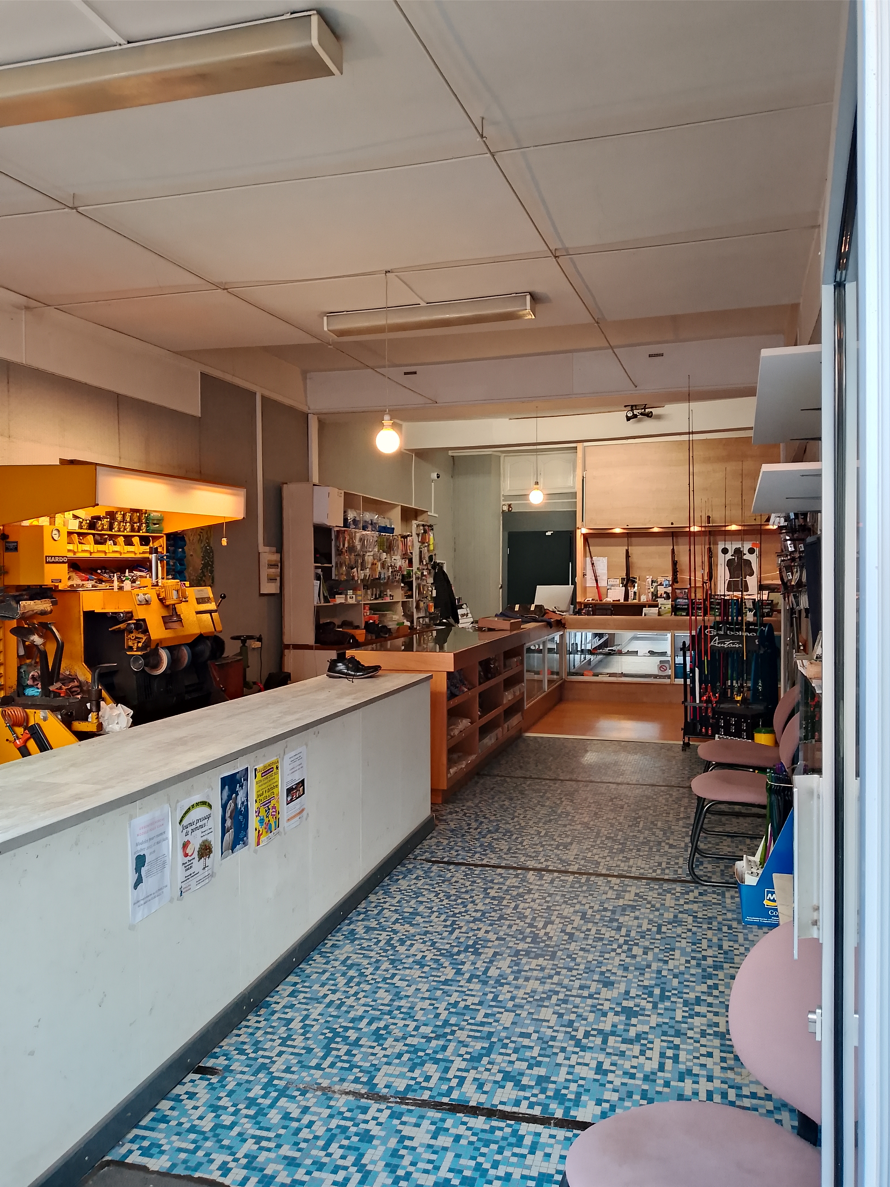 Mise en vente fond de commerce pour cause de départ à la retraite.

commerce créé en 1989, situé dans un village touristique, idéalement situé dans rue commerçante.
Surface de vente de 80m2 environ, comprenant plusieurs secteurs d'activités. avec possibilités de développement.
Réparations chaussures, articles en cuir; duplication de clés, pêche et articles de chasse (Cat C&D; CQP armurier nécessaire). + arrière boutique pour stockage et coin repas /repos.
Prix de vente + stock
Loyer - de 500€/ ms.
Accompagnement possible.
pour plus d'informations ,merci de me contacter.