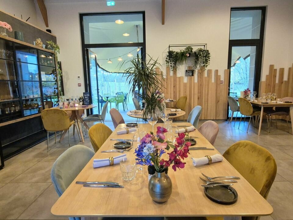 À VENDRE – Charmante Auberge Restaurant dans un cadre authentique et verdoyant, idéal pour une activité touristique et de restauration rentable.

Un restaurant prêt à l’exploitation :

- Salle de 38 couverts, lumineuse et chaleureuse
- Terrasse de 40 couverts, idéale pour la belle saison
- Établissement accessible aux personnes à mobilité réduite (PMR)
- Cuisine professionnelle récente, conforme aux normes en vigueur

Horaires actuels : Ouvert 5 jours par semaine / Midi : jeudi, vendredi, samedi / Soir : vendredi, samedi

Partie hébergement à fort potentiel :

- 4 chambres (dont une accessible PMR), avec salles de bain privatives / Cuisine équipée / Salon spacieux
- Possibilité d’exploiter en chambres d’hôtes ou comme logement de fonction

Bail communal :
- Loyer Auberge : 700 €/mois
- Loyer partie habitation : 400 €/mois
Vente du fonds : 85 000 € (tout le mobilier/équipements du restaurant est inclus dans le prix de vente du fonds de commerce)