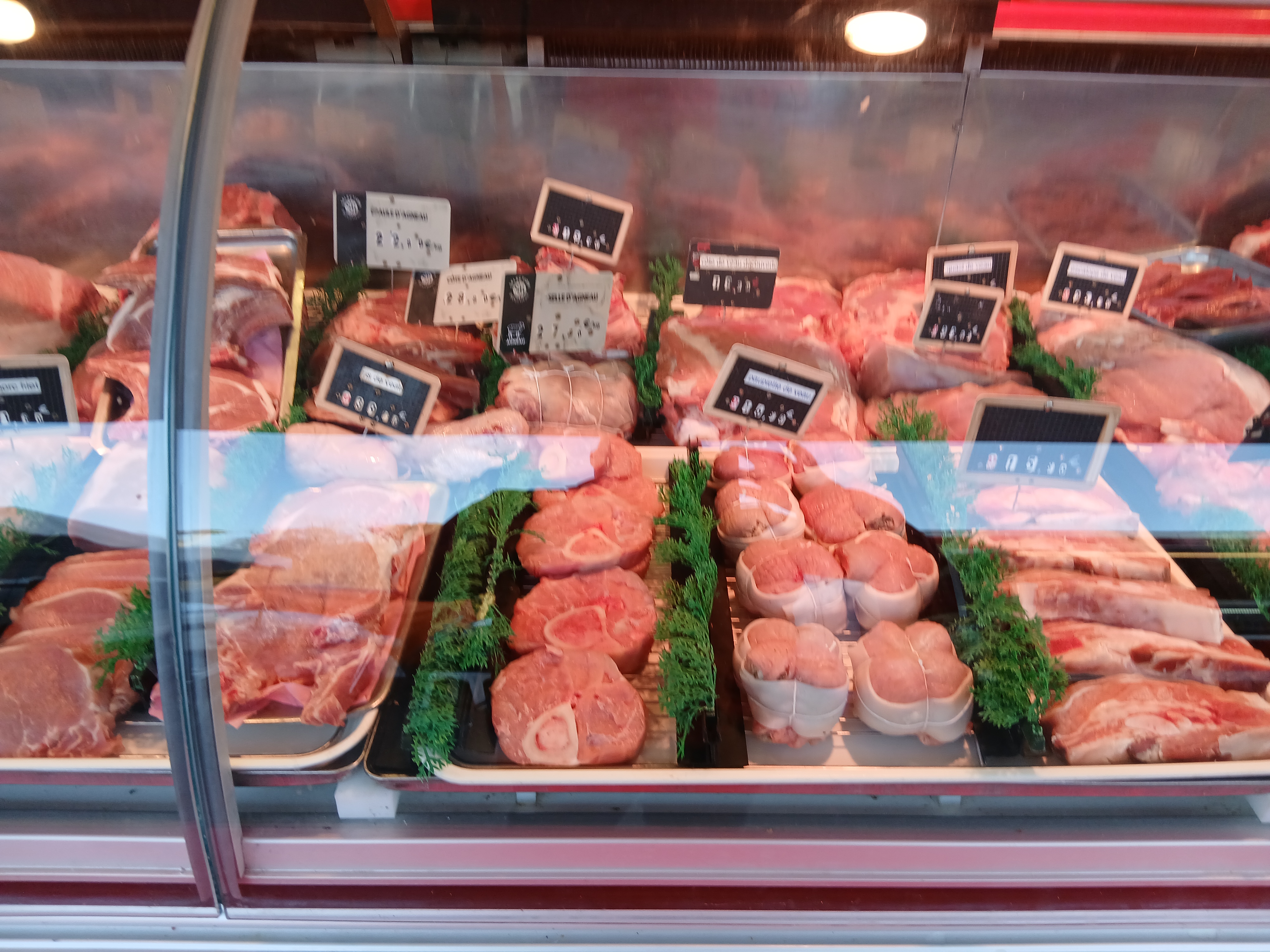 Vends boucherie itinérante sur les plus beaux marchés du Morbihan. 
Six marchés semaine ( seul boucher présent sur les marchés de la côte).
CA / marché hors saison : 1800 euros.
Pas de salariés à reprendre. 
Fond de commerce. 
Place de marchés numéro 1.
Matériels de fabrication. 
Deux camions magasin panoramiques. 
Pas de salariés à reprendre. 
Location atelier de production. ( possibilité d’achat).
Pour professionnel. 
Prix à débattre causé santé.