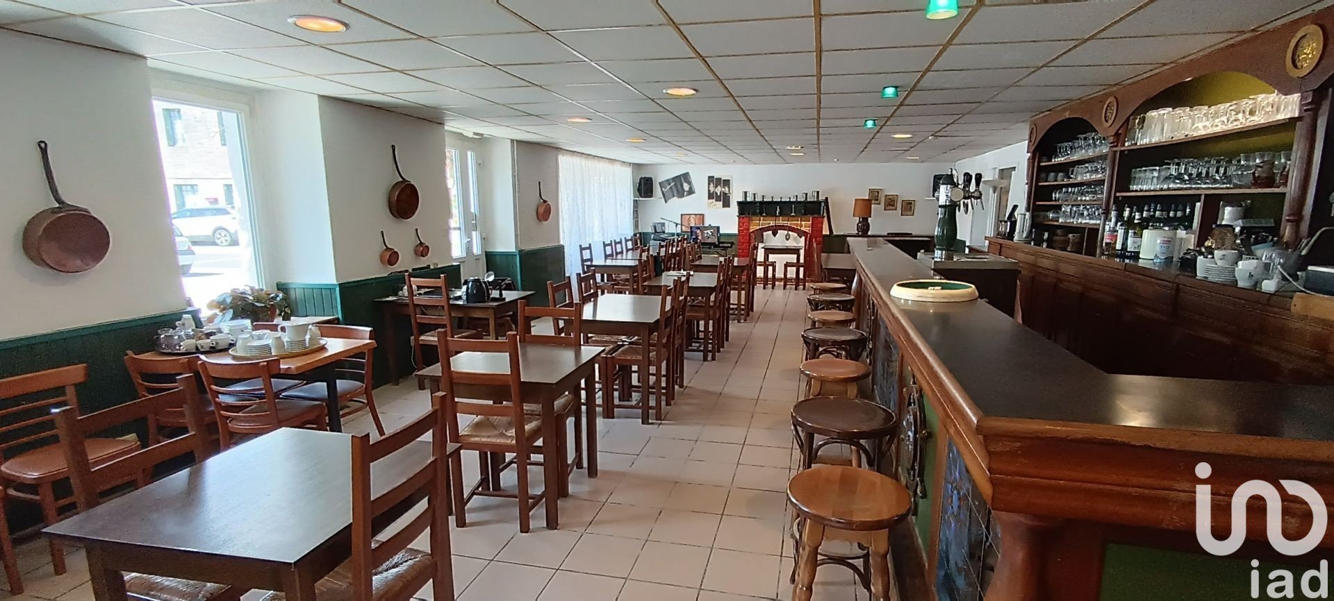 EXCEPTIONNEL – A SAISIR 		
BAR RESTAURANT MURS ET FONDS 170 m2 + RESIDENTIEL 112 m2 – 149.000 € le tout..

Idéalement situé sur la commune de La Chèze, l'Auberge du Lié  se compose de :
- une grande salle de restauration, permet d'accueillir une cinquantaine de couverts. 
- un magnifique bar avec une belle déco marine.
- une autre salle de 40 m2 (pour repas de groupes ou comme coin salon pour la clientèle) .
- une cuisine équipée du matériel professionnel, (à moderniser); 
- deux sanitaires pour la clientèle.
- en façade, une terrasse de 30 m2 donnant sur la Place de la Mairie (parkings et jardin paysagé).
-  une Pompe à chaleur DAIKIN toute neuve (2024) de 18 Kw. (avec chauffe-eau thermodynamique)
- le fonds de commerce avec la licence IV.
-  un jardinet et 2 dépendances (garage et atelier)
- et au 1er étage 112 m2 (salle d'eau – dressing -  WC ) + 1 salon et 5 chambres pour les propriétaires.
- Avec des travaux de remise en conditions en grande partie finalisés  (toiture, isolation, PAC)  
Très fort potentiel à développer sur la commune de La Chèze, clientèle fidèle et très demandeuse.
La Chèze se trouve à 10 minutes de Loudéac, 25 minutes de Josselin, 45 minutes de Saint-Brieuc
Après 25 années d'exploitation, l'Auberge a été vendue l'année dernière mais récemment, 
l'un des acheteurs a été victime d'un AVC, ce qui les oblige à remettre en vente l'intégralité de 
l'immeuble résidentiel, commercial et licence. 
Et même une grande partie du mobilier dont un piano pneumatique avec ses 50 rouleaux 
(le tout importé du Canada) et prévu pour des animations musicales.